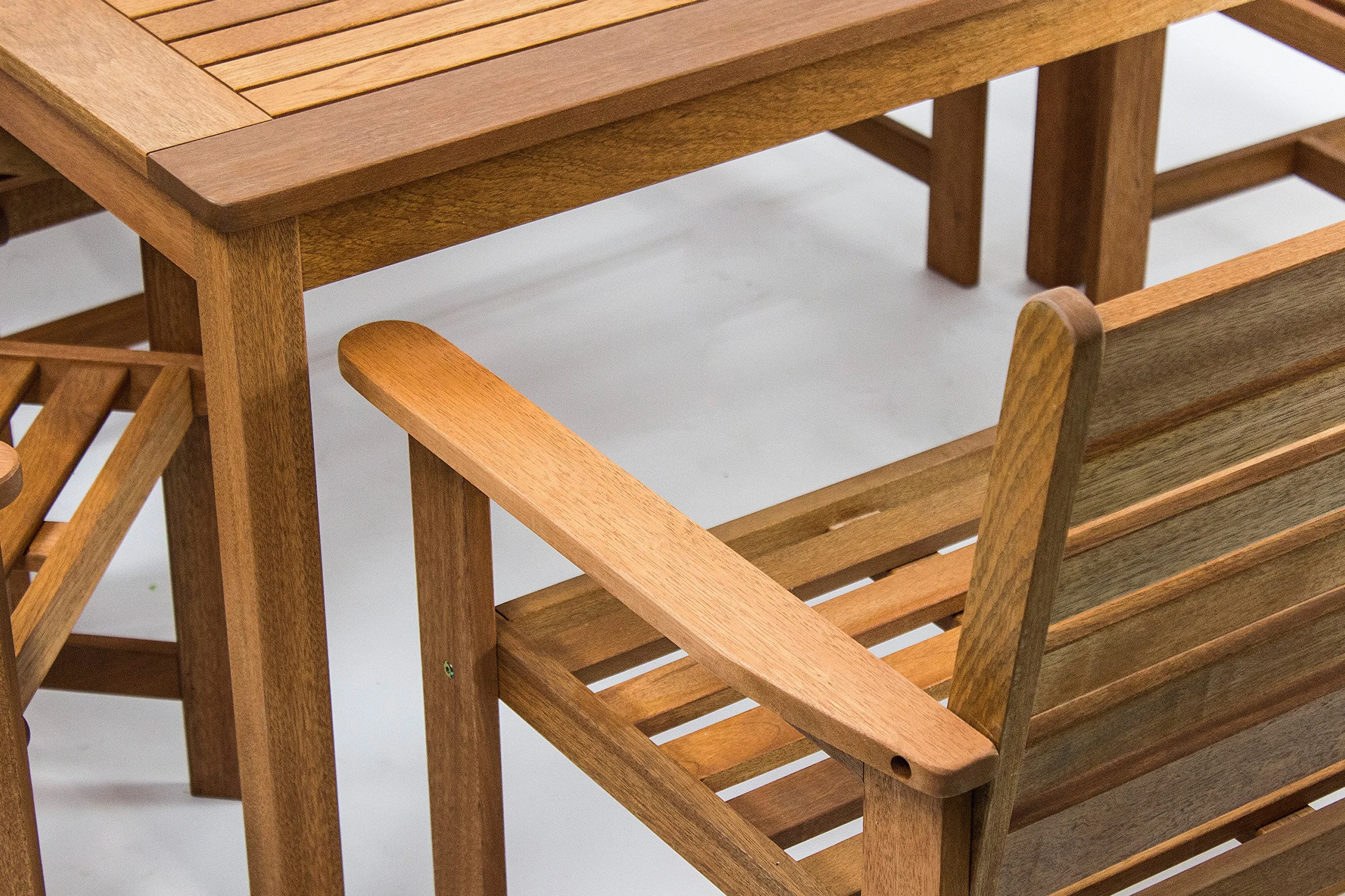 AVANTI TRENDSTORE Set da giardino 5 pezzi in legno tropicale tavolo 135x73,5x75 cm sedie 61x88x62 cm panche 120x88x62 cm