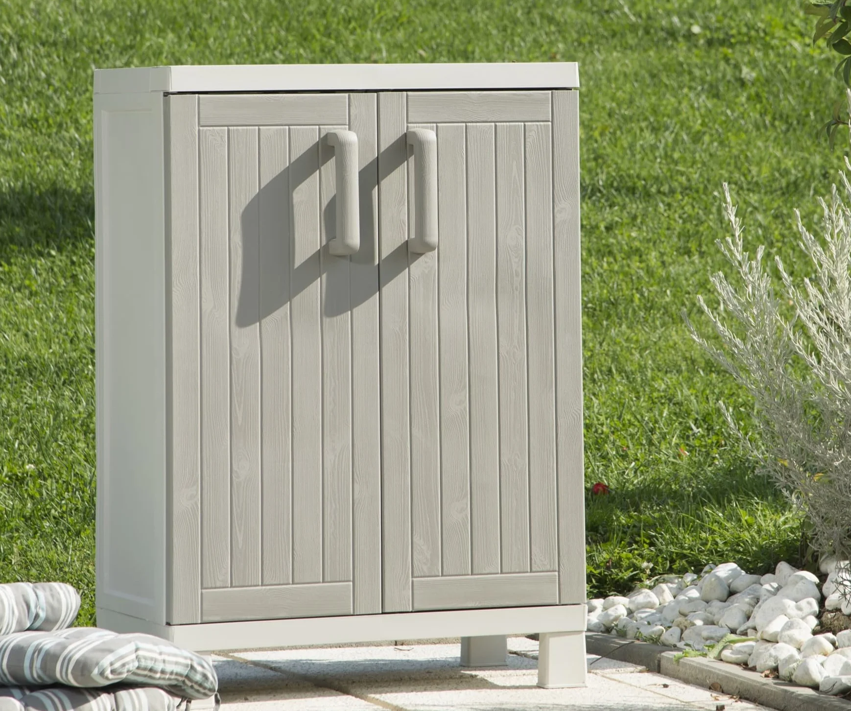 Toomax Armadio Wood Midi Basso 65x37x93h cm in plastica resistente effetto legno grigio tortora/grigio chiaro, con 2 ripiani regolabili e piedini, ideale per garage, cantine e spazi interni