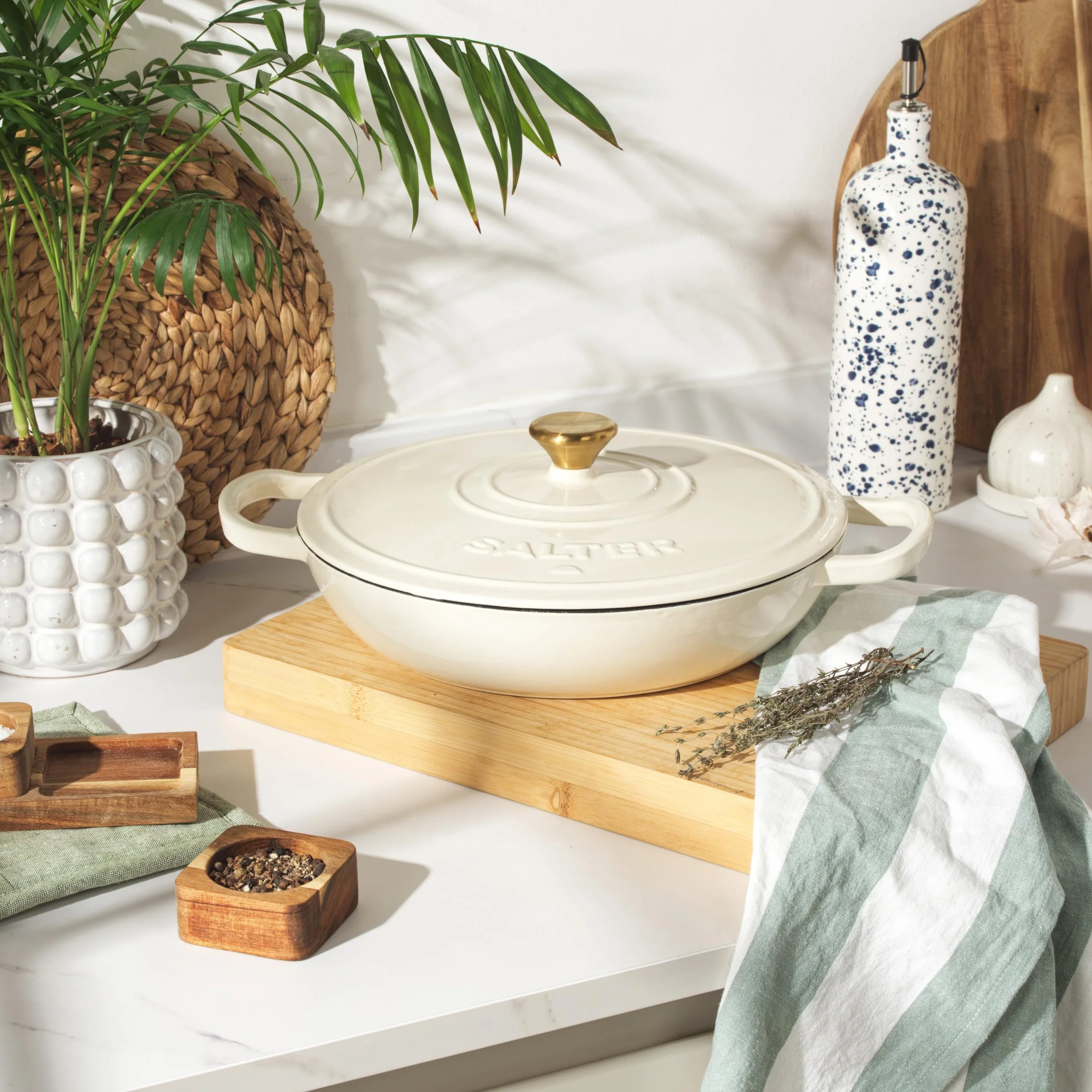 Salter Casseruola a Bassa Altezza in Ghisa Chester – Crema, 30 CM, Coperchio Auto-Irrorante, Forno Olandese, Cucina da Piano di Cottura a Forno, Adatta per Tutti i Tipi di Piano cottura 2.8L
