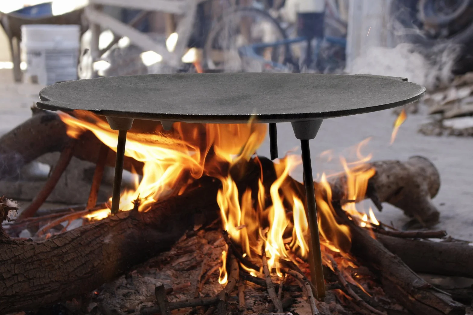 Wiltec Piastra per barbecue fuoco in ghisa, liscia, rotonda Ø44cm altezza 44 cm manici in legno piedi 20 e 32cm