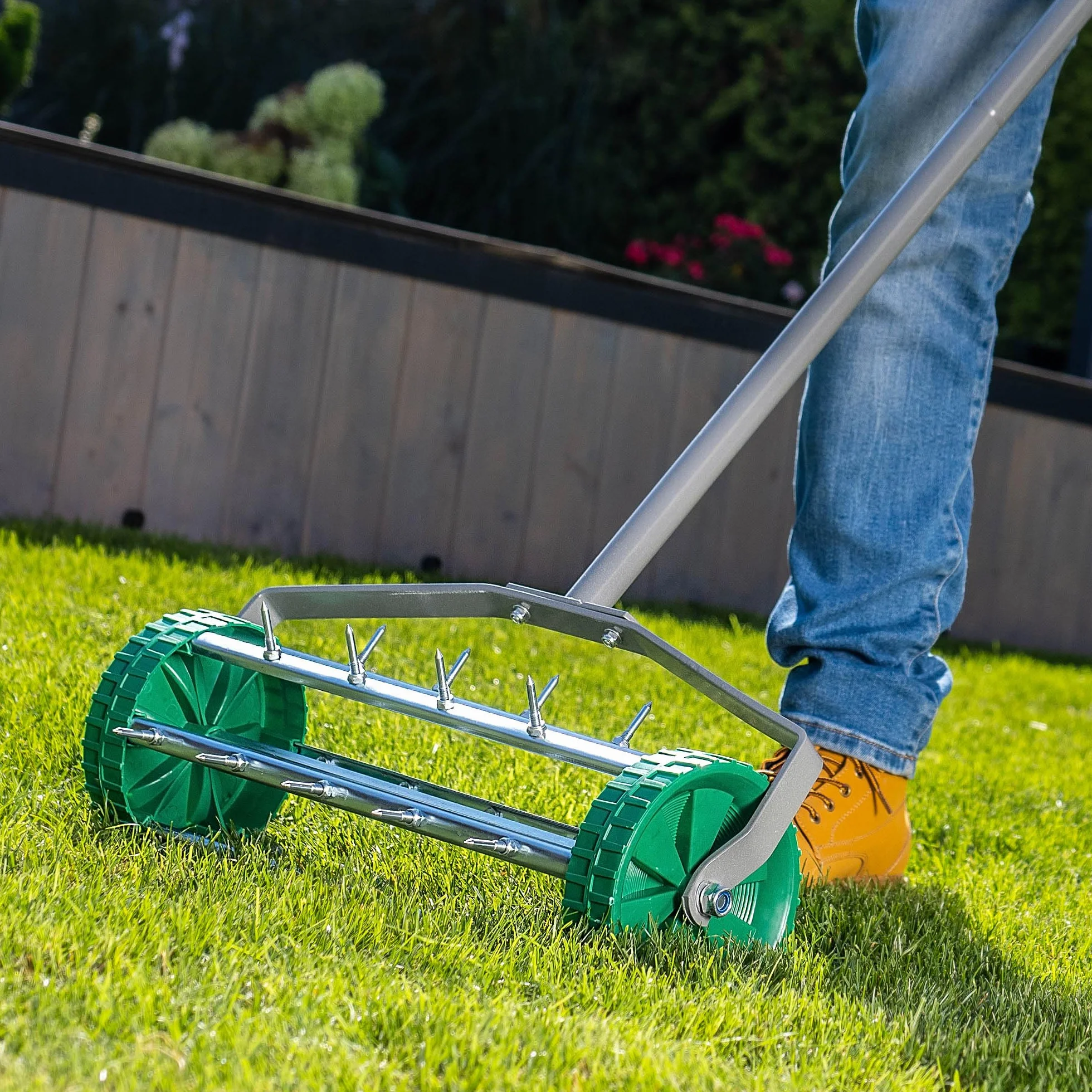KADAX Aeratore manuale per prato in acciaio robusto, aeratore manuale con chiodi da 3,3 cm, aeratore a pavimento con impugnatura ergonomica, rullo robusto (148 cm)