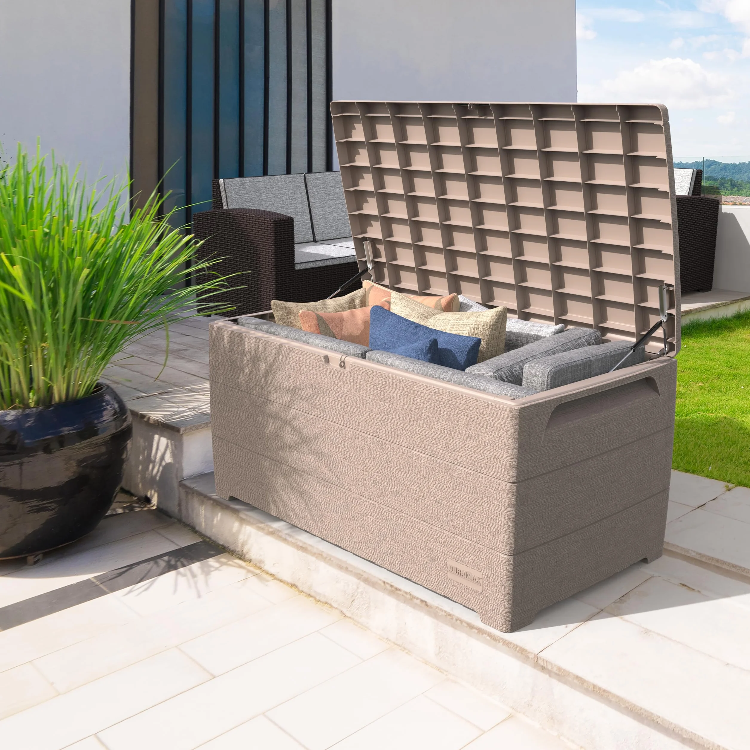 Duramax Cedargrain Durabox 270 Litri/ 71 Galloni Baule da Giardino, Cassapanca Contenitore da Esterno in plastica con ruote e maniglie, Scatole Per Esterni, Tortora caldo, 55.7 x 45.3 x 117.2 cm