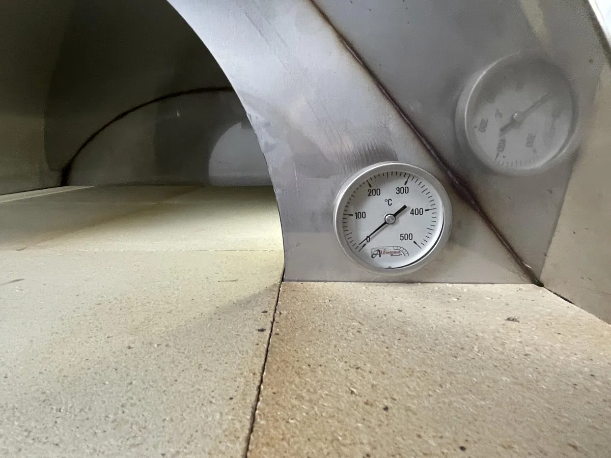 Forno a legna da esterno Alfonso 4 pizze con carrello, mattoni refrattari 3 cm, pirometro 500°C, acciaio inox - Made in Italy