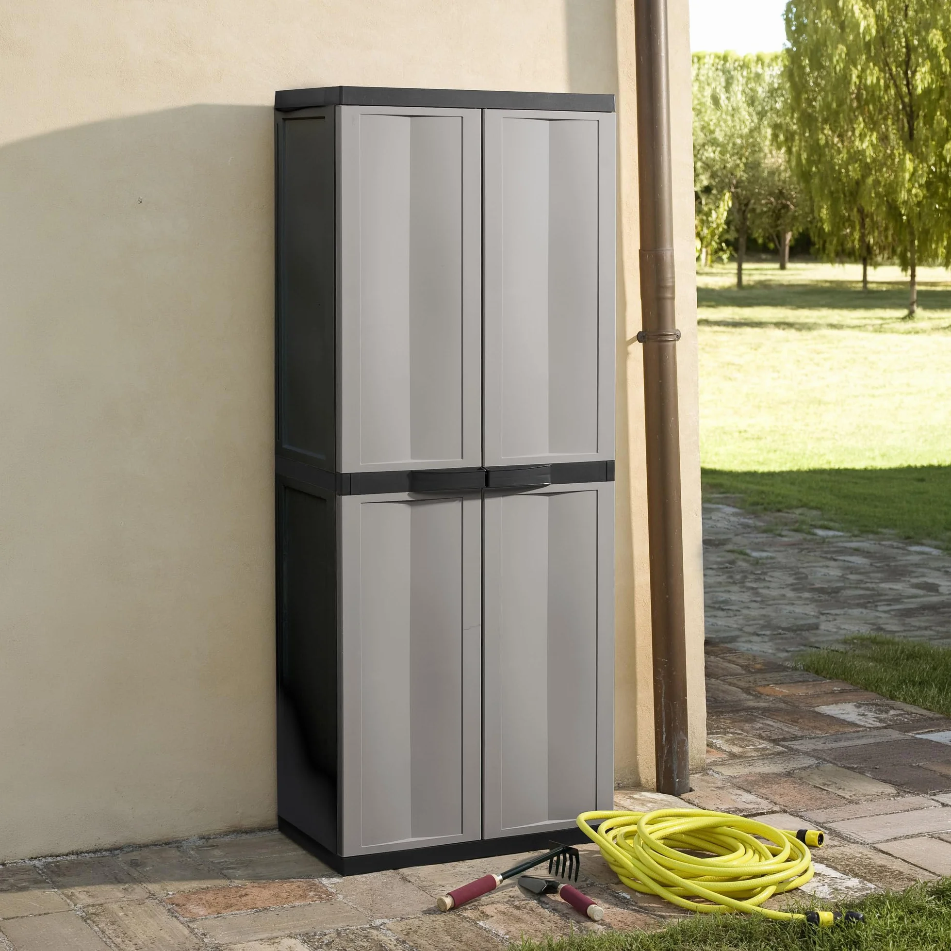 Toomax Armadio Trend Midi Portascope nero/grigio basalto con 4 ripiani regolabili, 65x37x165h cm in plastica riciclata, portattrezzi resistente ideale per garage e spazi esterni