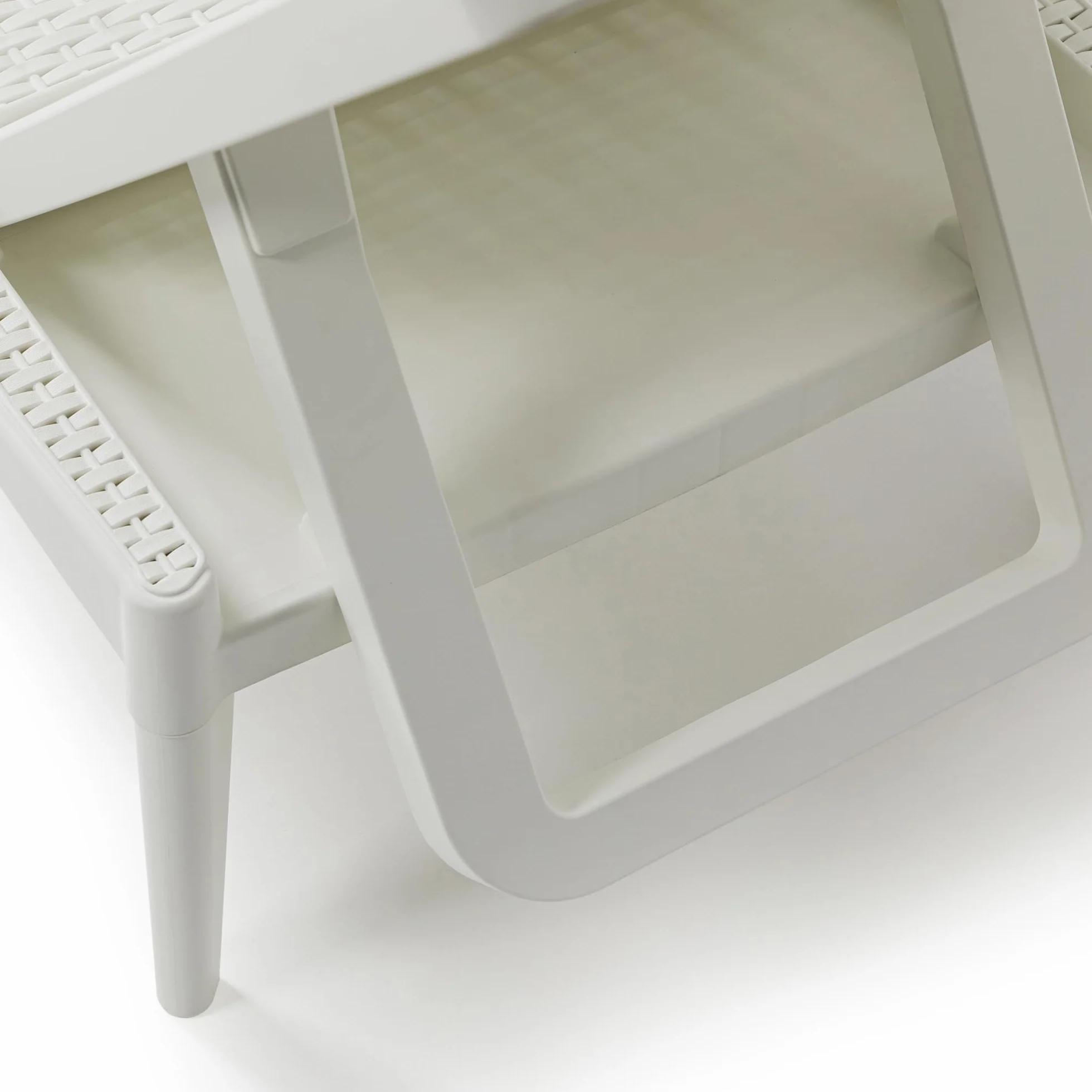 TOOMAX Numana Lettino prendisole da esterno bianco, sdraio reclinabile in 4 posizioni con finitura effetto rattan, 60x186x29h cm, in plastica resistente anti UV, ideale per esterni, terrazza e piscina