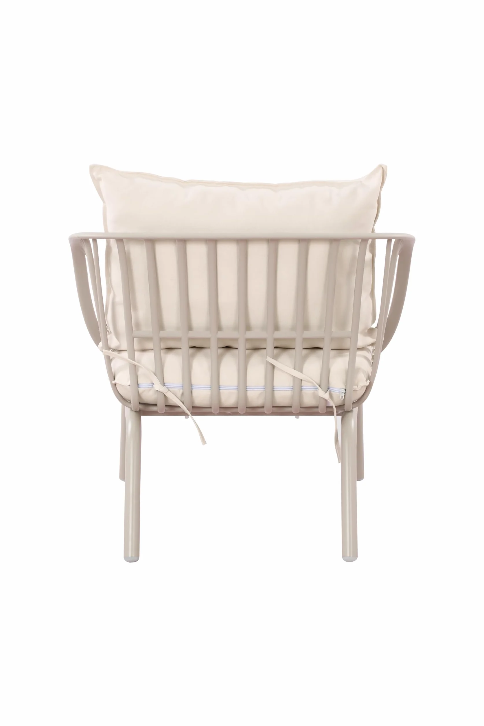 AVANTI TRENDSTORE - Albavilla - Set da giardino in plastica sintetica, composto da 2 poltrone, 1 poltrona a 2 posti e 2 tavolini rotondi. Disponibile in 2 colori.