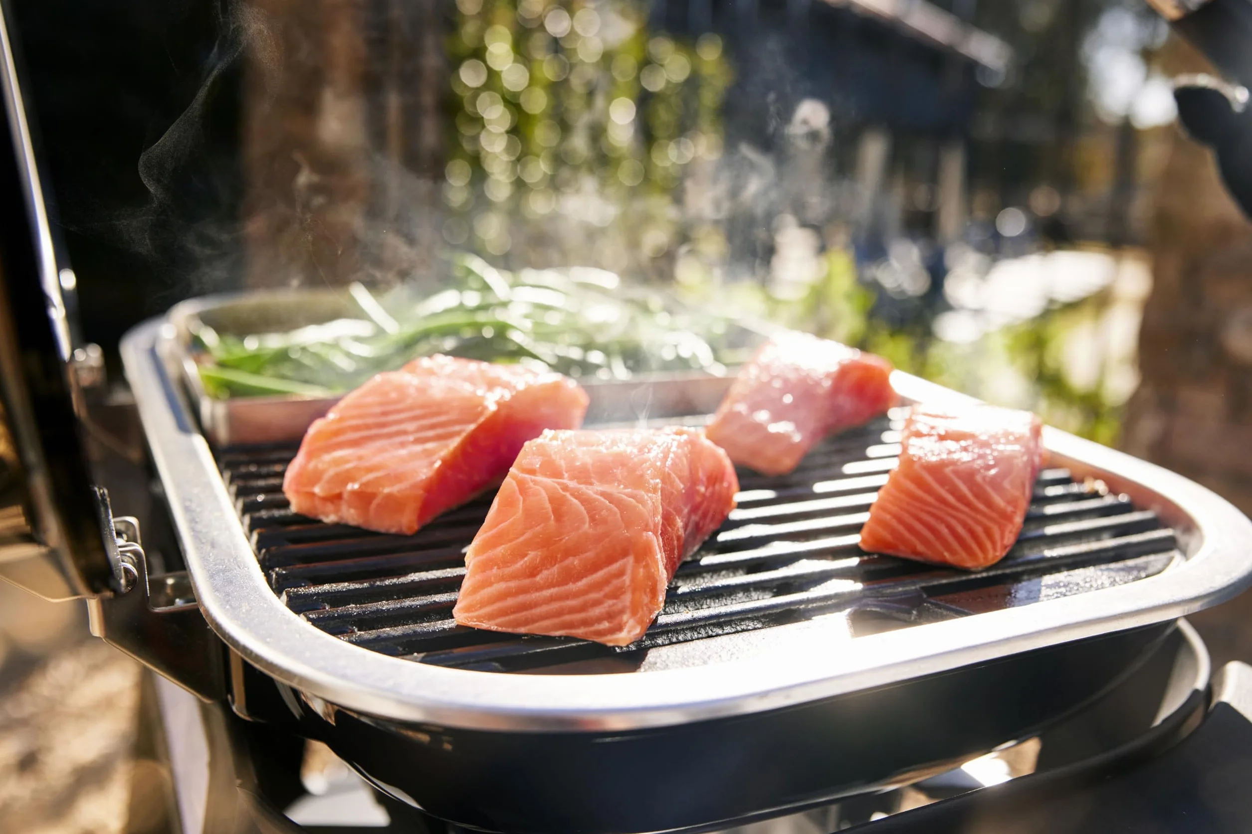 Weber Lumin Compact Barbecue Elettrico Portatile, 315°C, Griglie in Ghisa Smaltata, 43x32 cm, Nero
