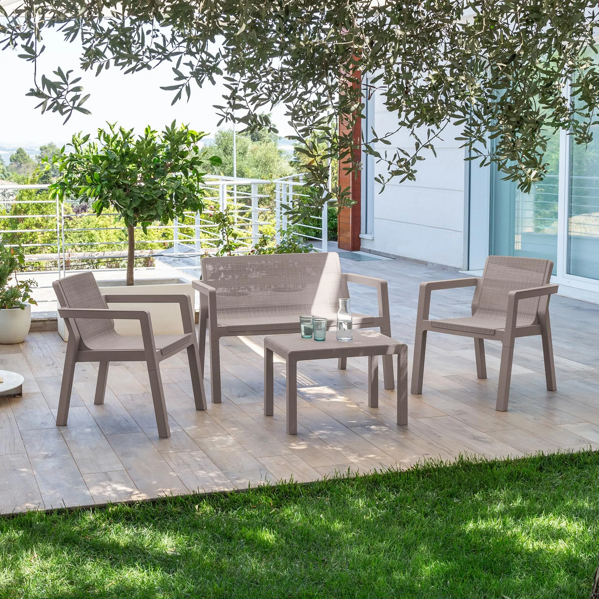 Toomax Set Salotto da giardino Riviera 4 posti grigio tortora, in polipropilene effetto juta, 2 poltrone con schienale ergonomico, divanetto da 2 posti e tavolo, ideale per terrazzi e spazi esterni