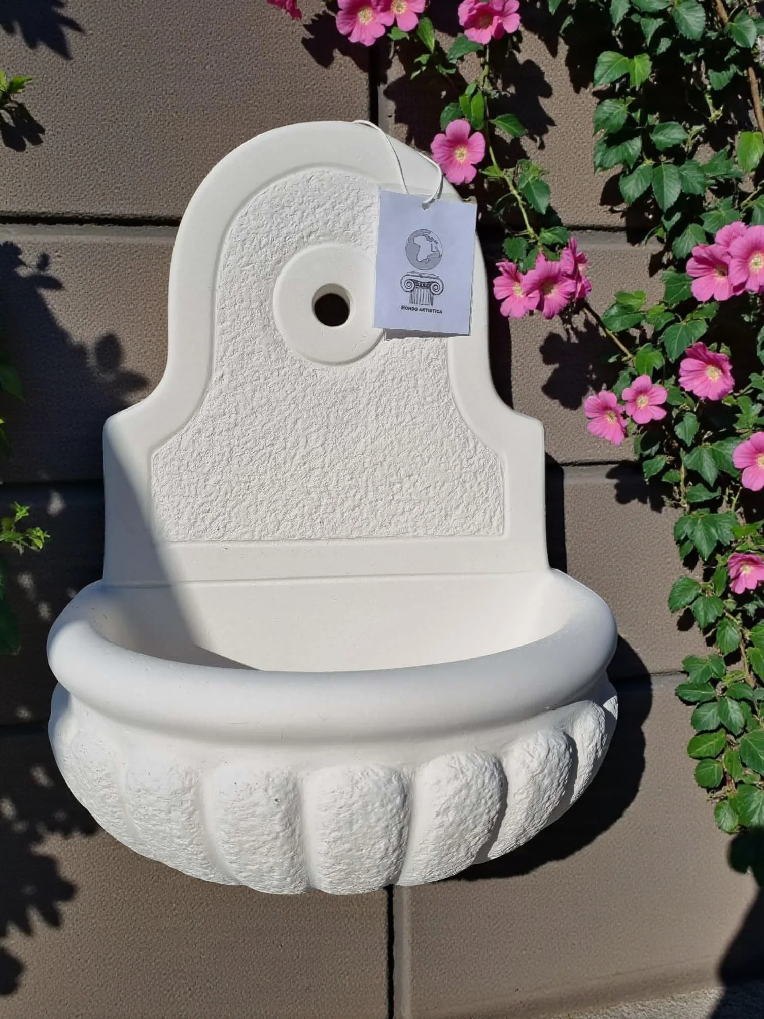 MONDO ARTISTICA Fontana da Parete Sospesa per Giardino, Cemento Bianco e Polvere di Marmo, Piccola, Per esterno altezza 48 cm