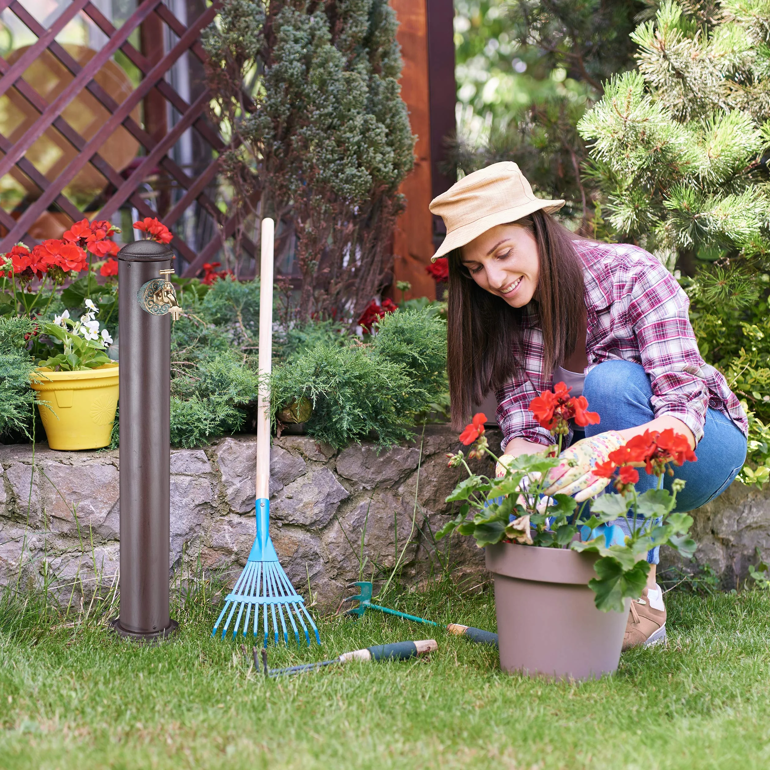 Relaxdays Fontana a Colonna da Giardino, Antica, con Rubinetto, Attacco da 3/4 Pollici, Rotonda, Alta 91 cm, Marrone