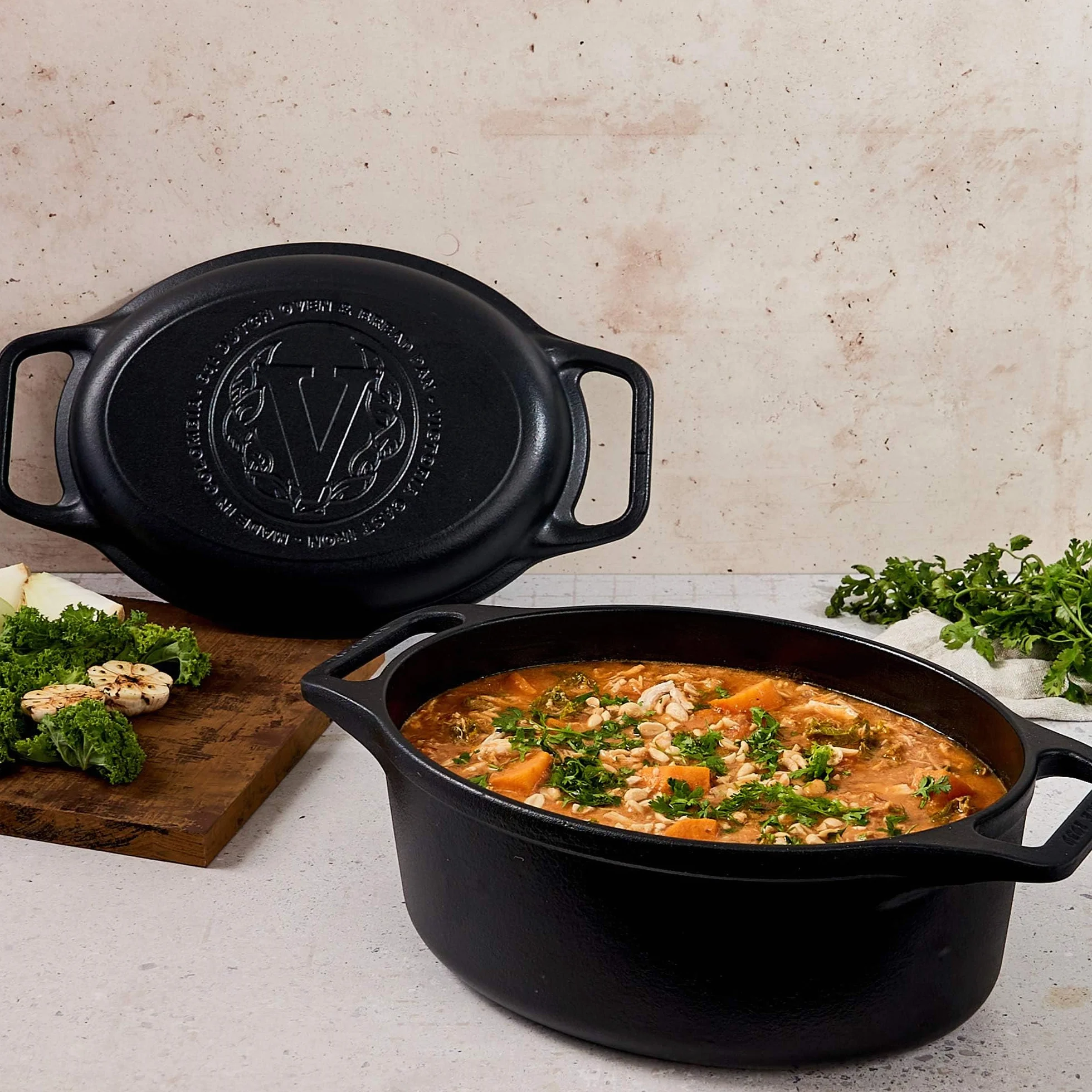 Victoria Forno Olandese, Pentola et Padella Induzione Ghisa Smaltata 31 cm Ovale, Cocotte 5,7L, Senza PTFE né PFOA, Adatta per Fuoco, Barbecue, Forno, Vetroceramica, Gas