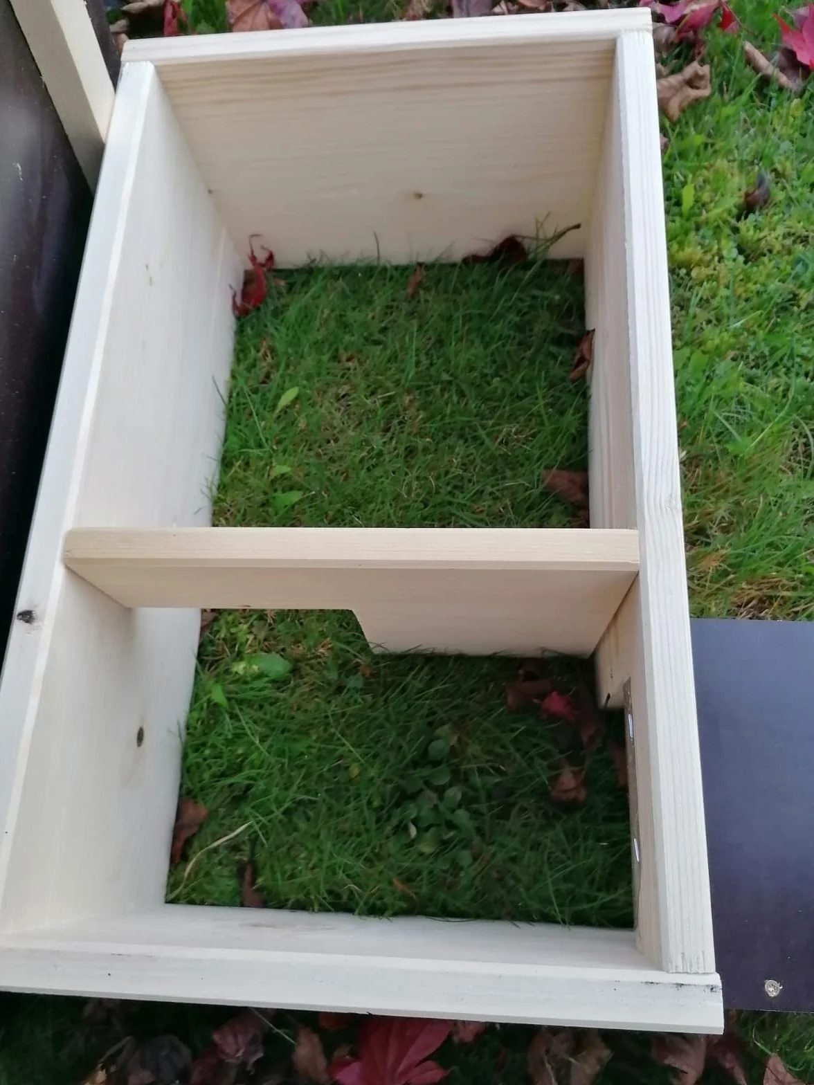 Casetta per ricci per ricci (IG7) bruciata con ingresso labirinto e patta in rattan e apertura per tetto rimovibile per una facile pulizia