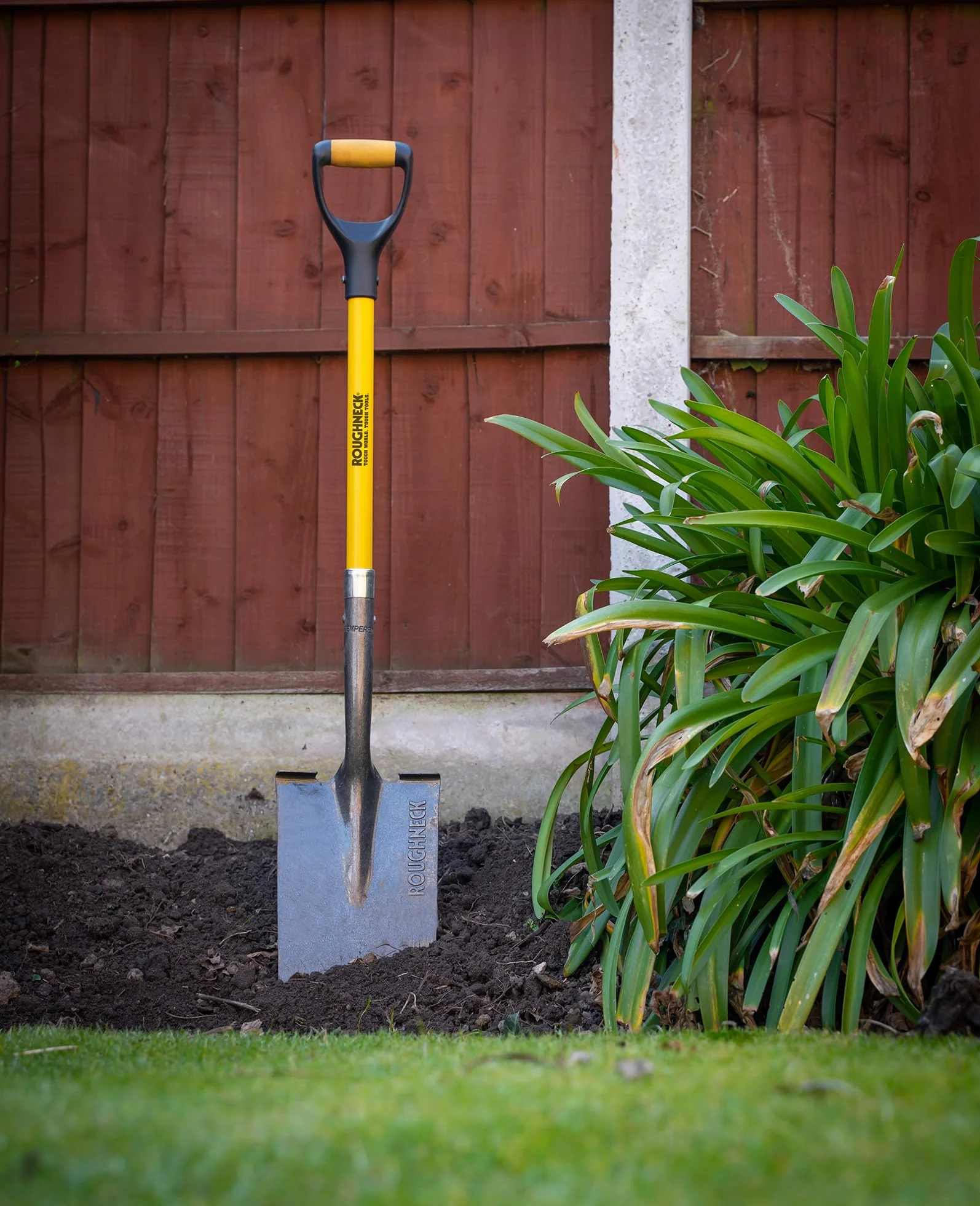 Vanga da scavo Roughneck 1070 mm (42") – Lama in acciaio al carbonio, attacco rinforzato, manico in fibra di vetro, battistrada antiscivolo per giardinaggio e paesaggistica