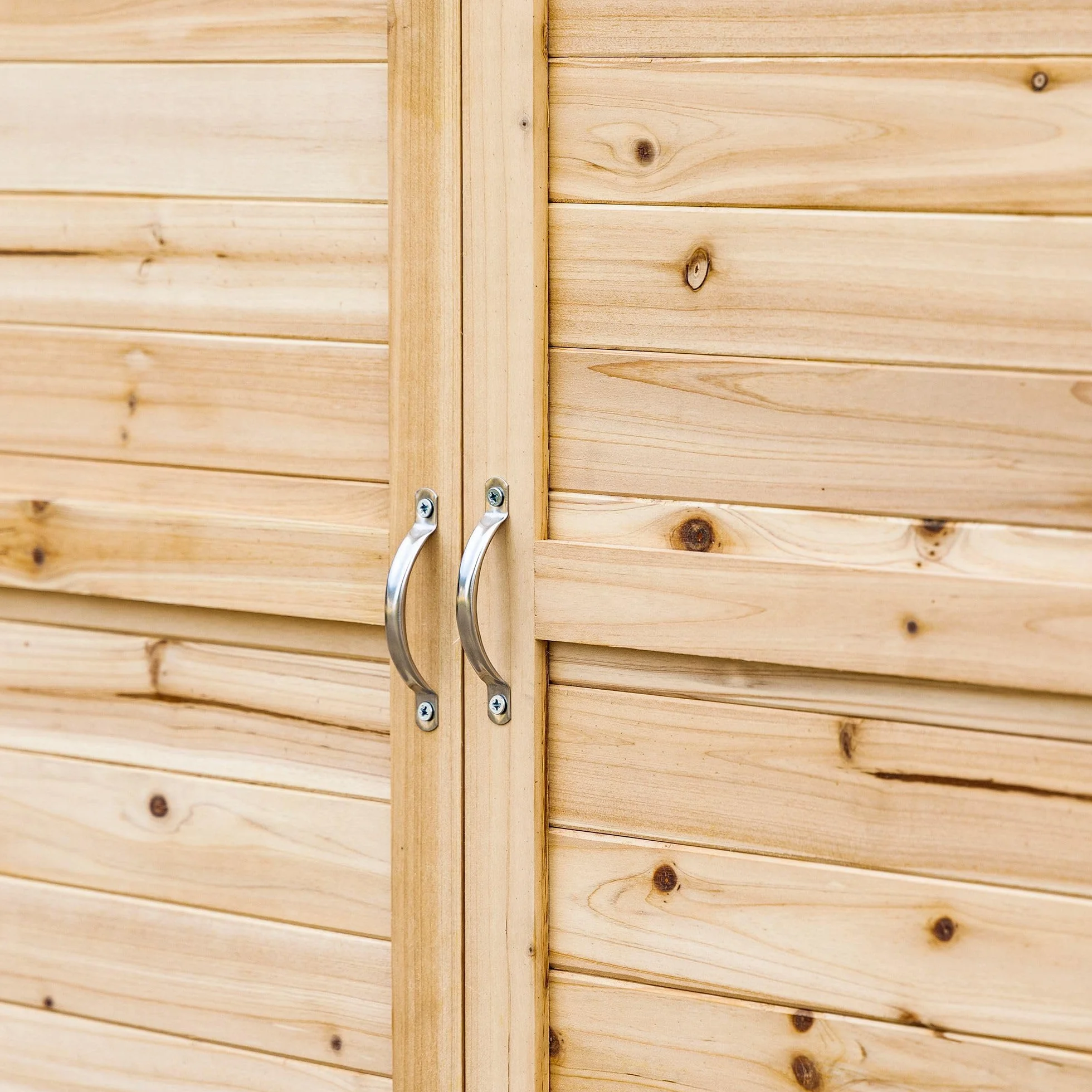 Outsunny Armadietto da Esterno a 2 Ripiani in Legno di Abete con Design Rialzato e 2 Ante, 83x40x92 cm, Color Legno