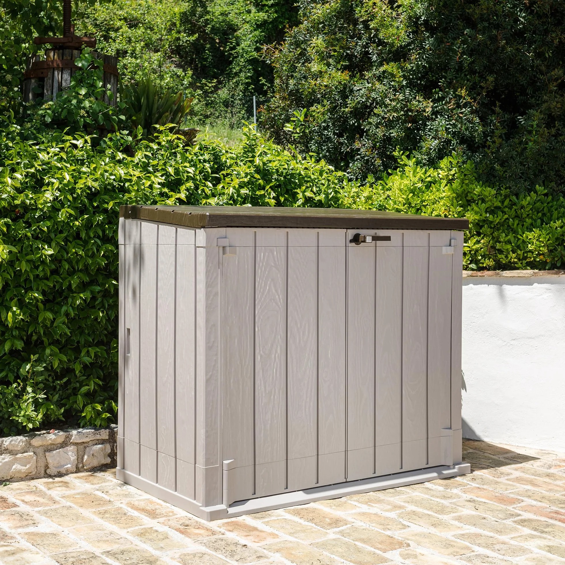 Toomax Storer Plus XL Baule da 1270L portattrezzi giardino, 145x85x124,5h cm effetto legno grigio talpa/marrone, porta bidoni spazzatura con coperchio assistito, resistente ai raggi UV, per esterni