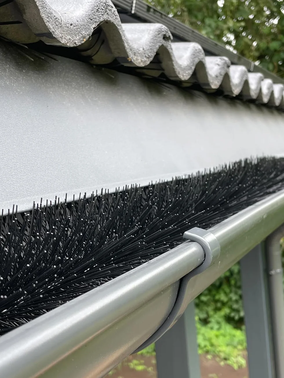 Spazzola per Grondaia 42m Ø 12 cm| Protezione Foglie e Rami | Difesa Animali e Uccelli | Installazione Facile | Adatta per Grondaie Semicircolari, Nero, Ciniglia