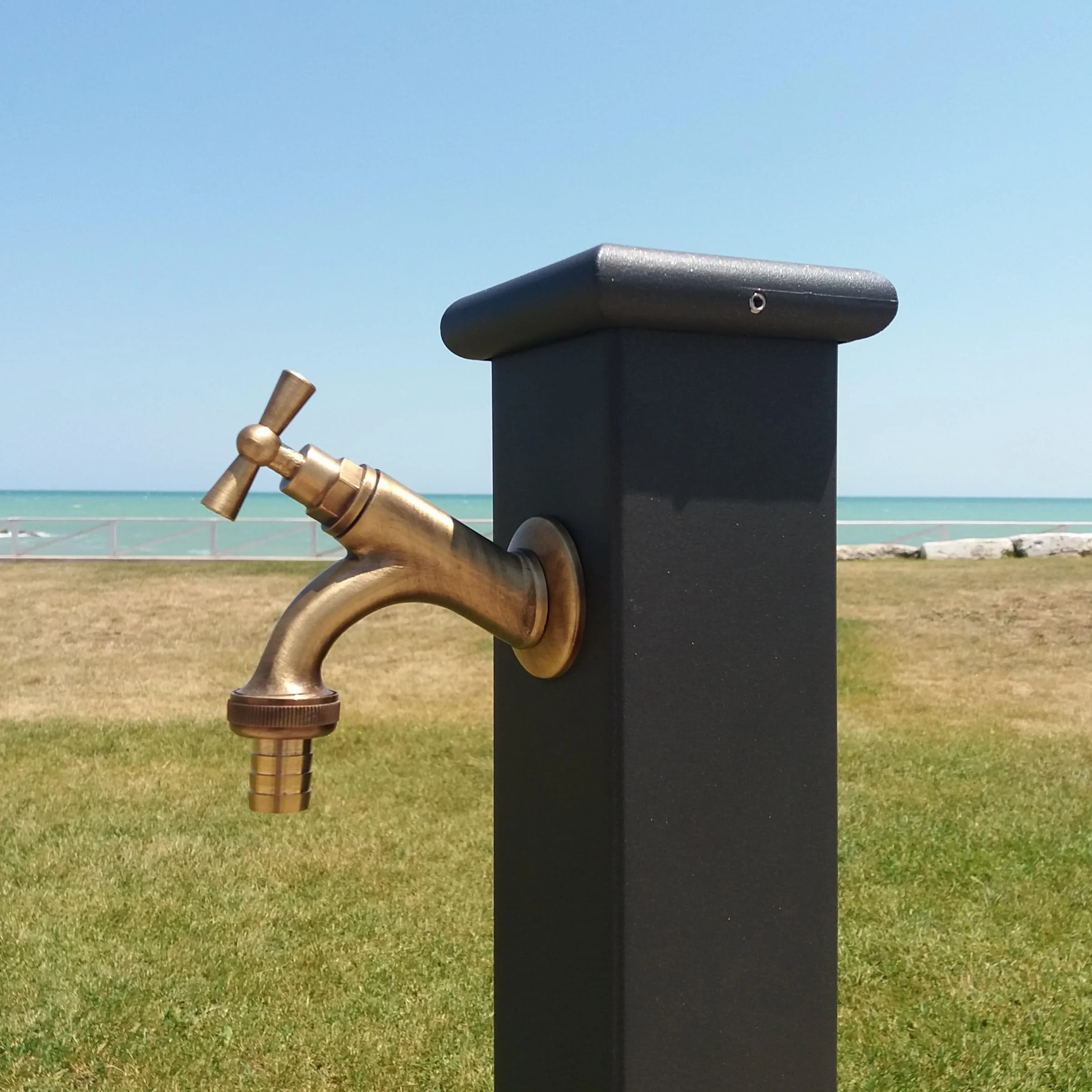 Fonderia Bongiovanni | Fontana a Colonna | Modello Olimpia | per Casa Giardino | con Impianto Idrico | con Rubinetto Ottone Brunito | Fontana Colonna da Giardino Esterno | Fontana da giardino esterno