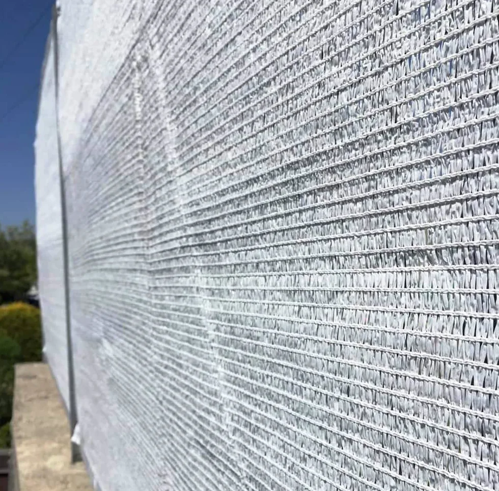 Rete Ombreggiante oscurante frangisole ad alta schermatura (90%) con cimosa e asole ideale per giardini, parcheggi, balconi, rimessaggi | 2x50 Metri Bianca