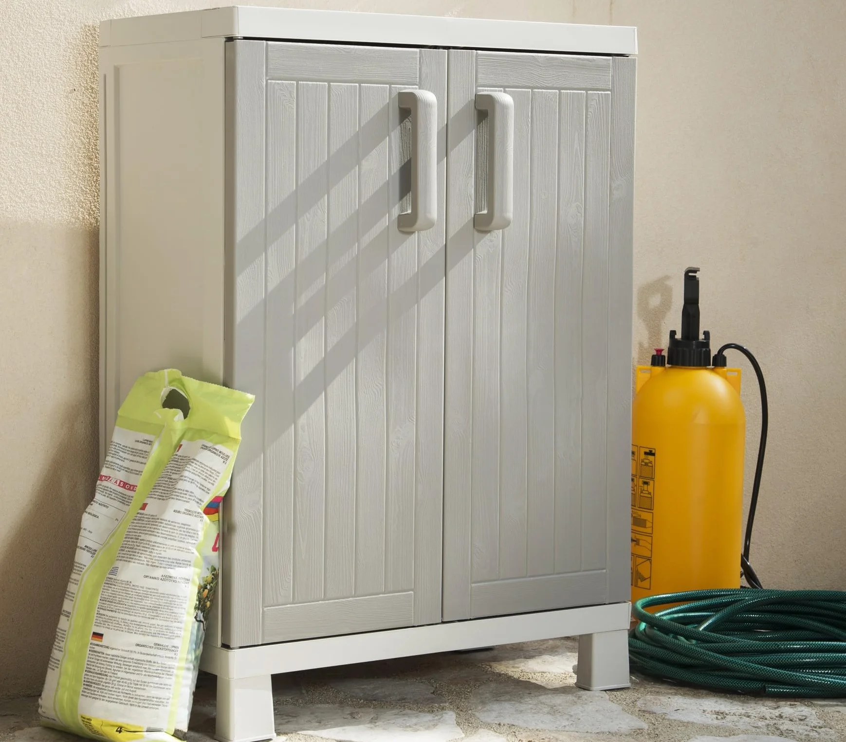 Toomax Armadio Wood Midi Basso 65x37x93h cm in plastica resistente effetto legno grigio tortora/grigio chiaro, con 2 ripiani regolabili e piedini, ideale per garage, cantine e spazi interni