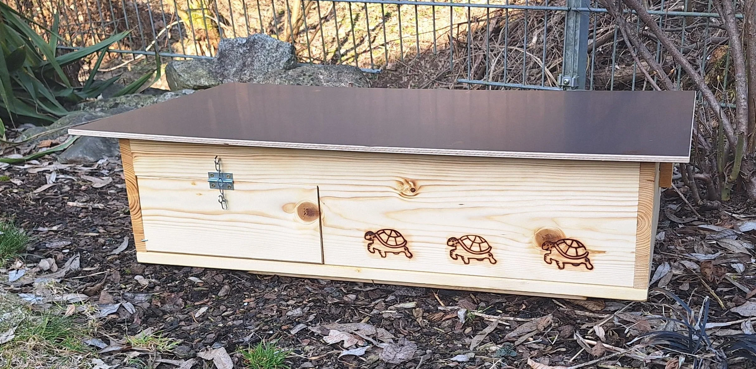 Casetta per tartarughe di alta qualità (SH9) in legno massiccio da 20 mm, resistente alle intemperie, con fondo e porta, con ventilazione regolabile, resistente alle intemperie