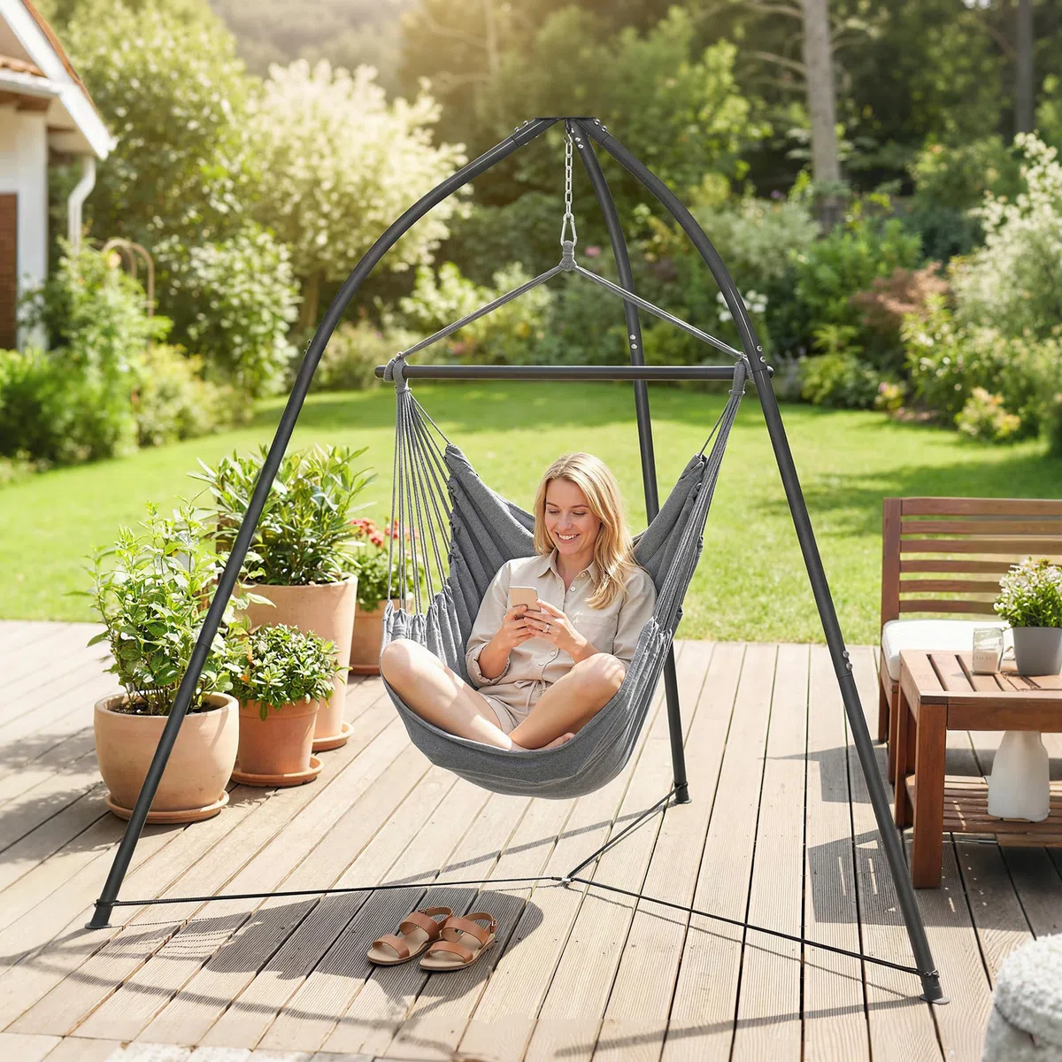 Outsunny Supporto per Sedia sospesa Triangolare Altezza 210 cm, con Catena Regolabile, Base Stabile, Resistente alle intemperie, Struttura per Sedia sospesa per Patio, Giardino, carico 150 kg, Nero