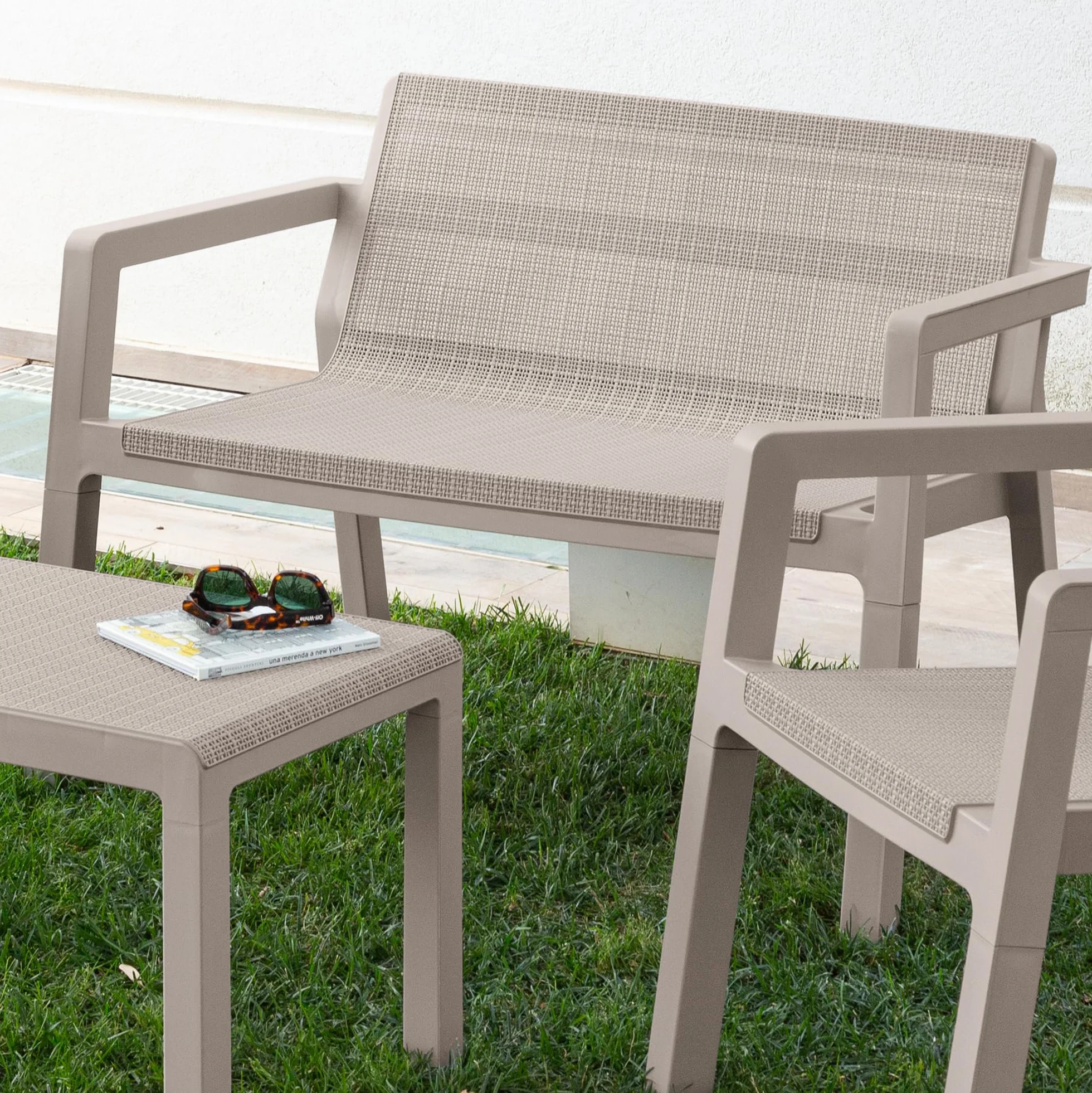 Toomax Set Salotto da giardino Riviera 4 posti grigio tortora, in polipropilene effetto juta, 2 poltrone con schienale ergonomico, divanetto da 2 posti e tavolo, ideale per terrazzi e spazi esterni