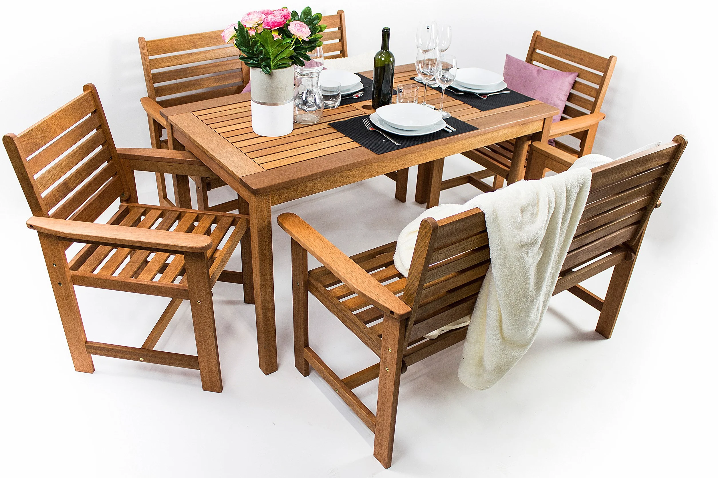 AVANTI TRENDSTORE Set da giardino 5 pezzi in legno tropicale tavolo 135x73,5x75 cm sedie 61x88x62 cm panche 120x88x62 cm