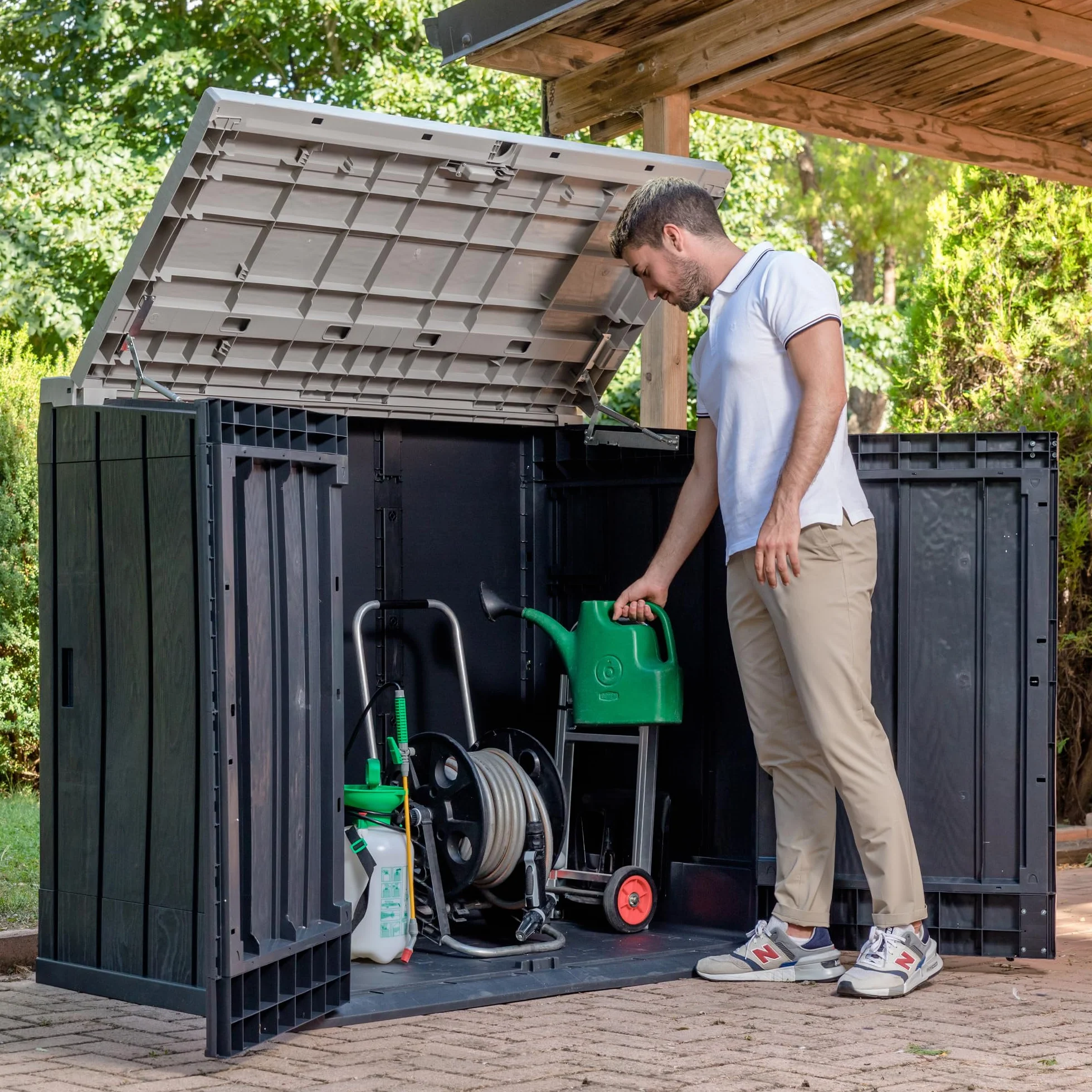 Toomax Stora Way Plus XL Baule 1270L portattrezzi 145x85x124,5h cm, in plastica resistente antracite/grigio, porta bidoni spazzatura, apertura assistita e chiusura a chiavistello, ideale per esterno