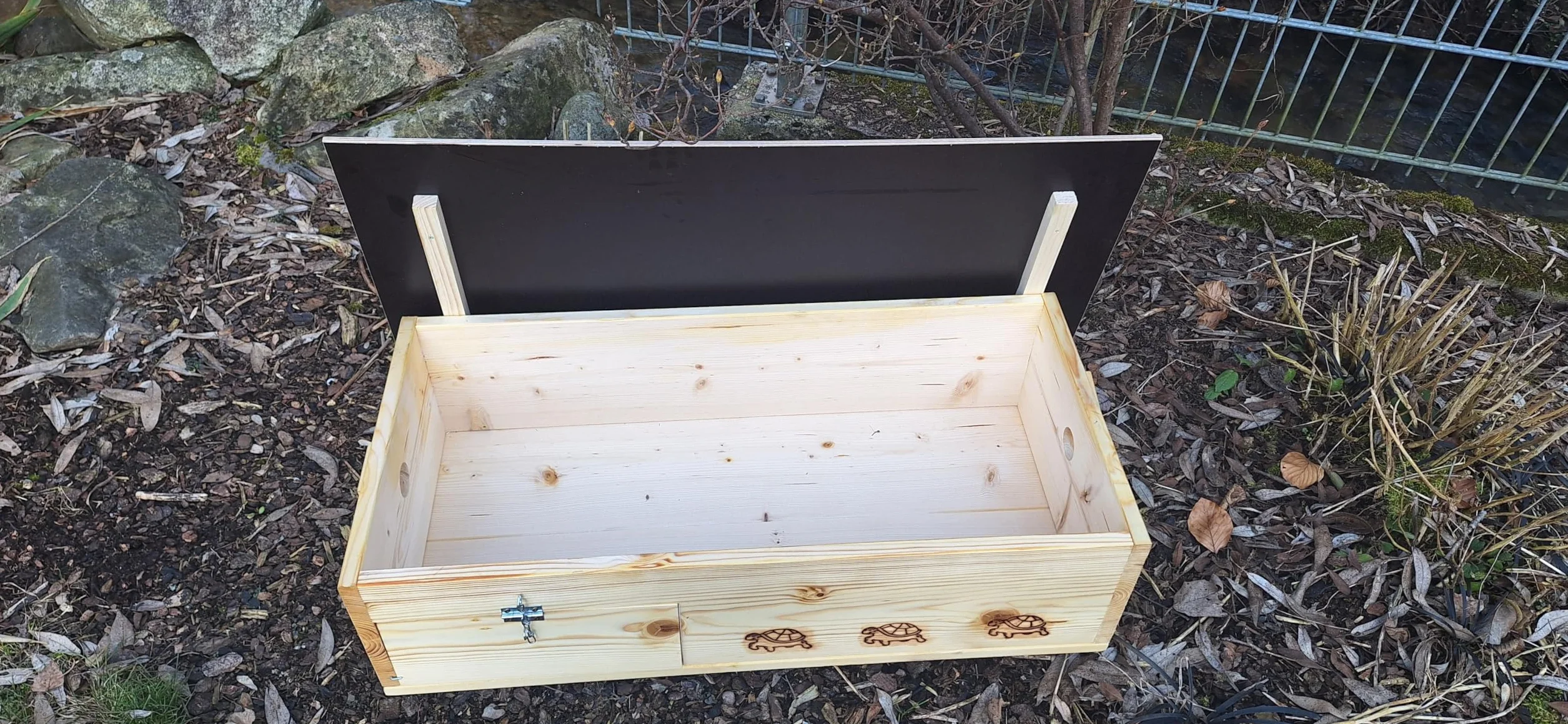 Casetta per tartarughe di alta qualità (SH9) in legno massiccio da 20 mm, resistente alle intemperie, con fondo e porta, con ventilazione regolabile, resistente alle intemperie