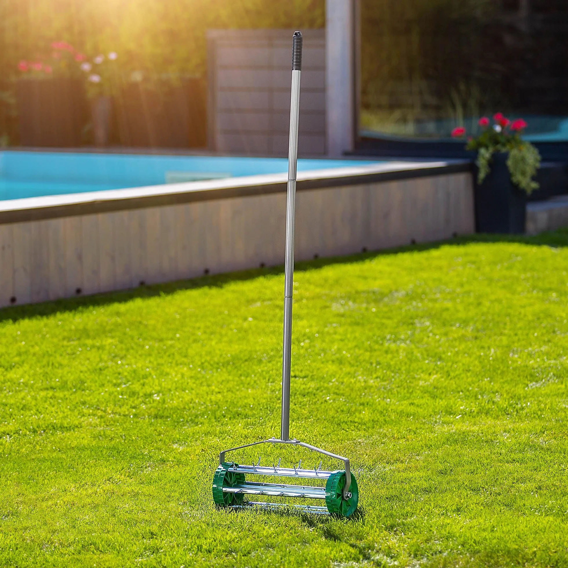 KADAX Aeratore manuale per prato in acciaio robusto, aeratore manuale con chiodi da 3,3 cm, aeratore a pavimento con impugnatura ergonomica, rullo robusto (148 cm)