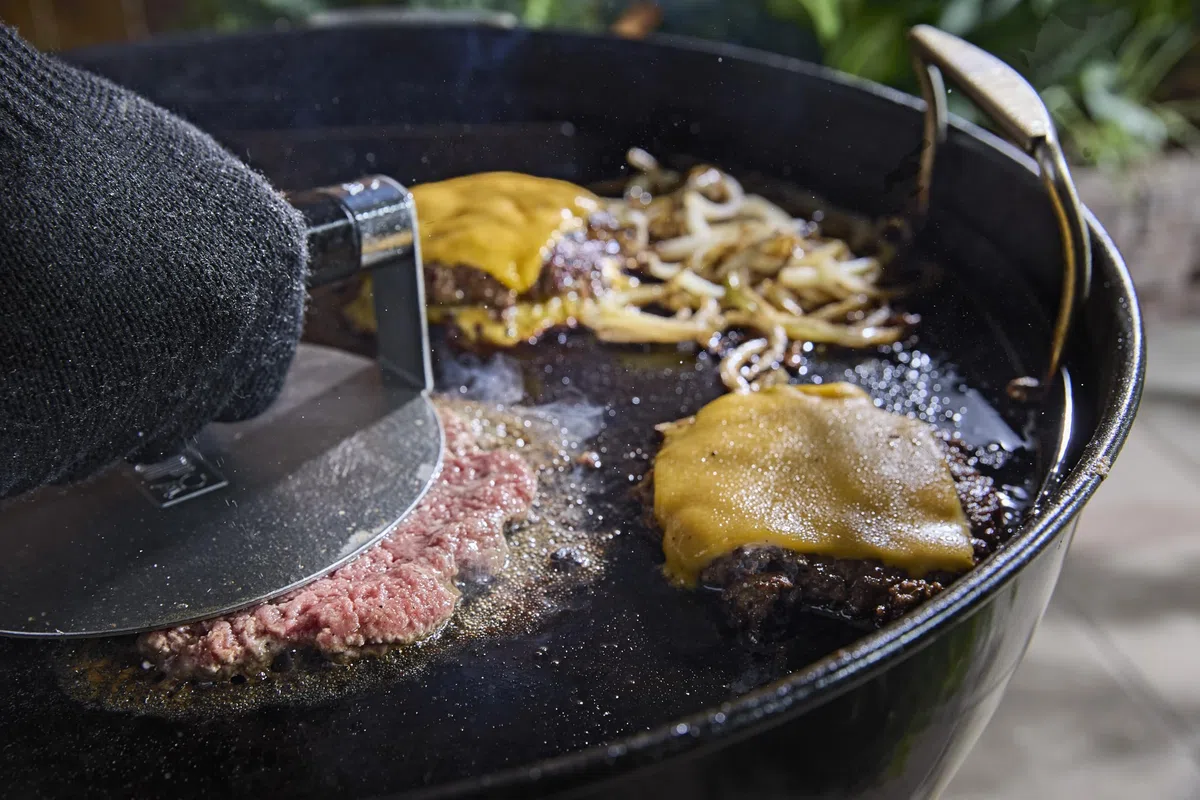 Weber pressa per Smashed Burger, Robusta e Stabile, Superficie Liscia, in Acciaio Inox con Impugnatura Antiscivolo – Argento (3400846)