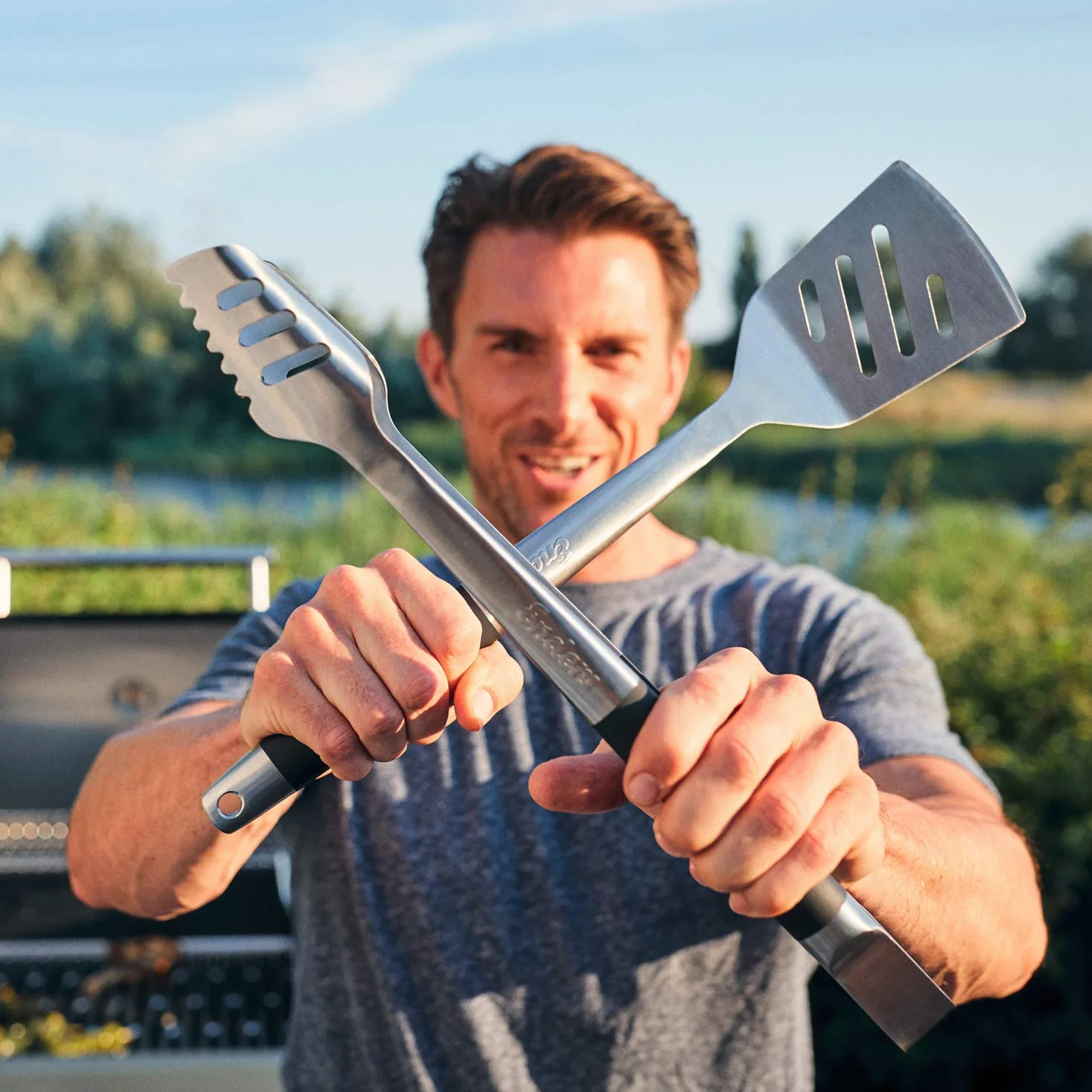 Enders Set Utensili BBQ 3 in 1 - Spatola, Pinze, Forchettone & Custodia includa - Set Premium: 3 Utensili da BBQ in acciaio inossidabile con rispettiva custodia per BBQ #8786