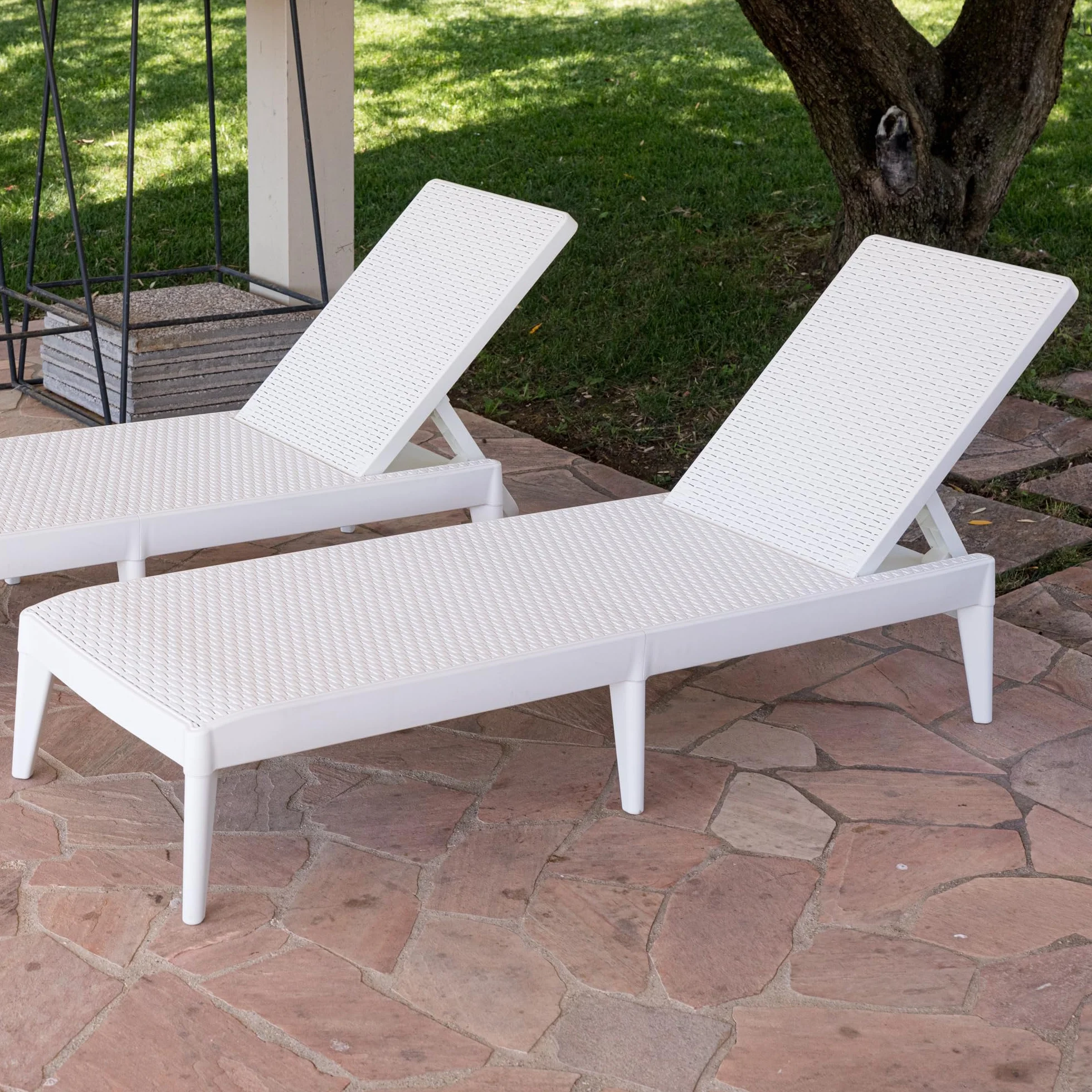 TOOMAX Numana Lettino prendisole da esterno bianco, sdraio reclinabile in 4 posizioni con finitura effetto rattan, 60x186x29h cm, in plastica resistente anti UV, ideale per esterni, terrazza e piscina