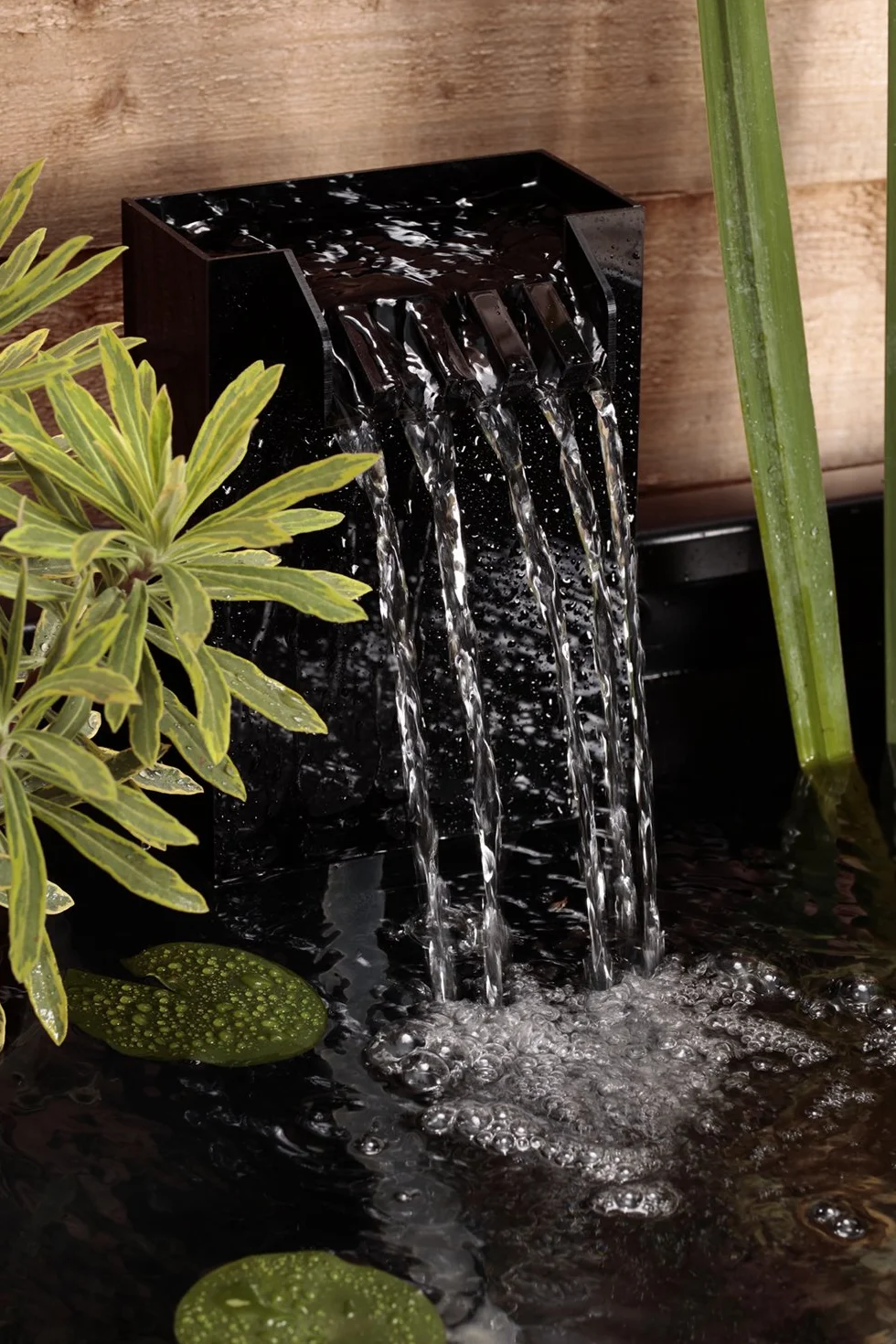 Aquagarden, Affinity, Kit Completo per laghetto Alto con finestre, a Forma di Mezzaluna, Piscina con Gioco d'Acqua, tra Cui Inpond 5 in 1 2000 Pompa dell'Acqua e Stagno con chiarificatore UV, Tre
