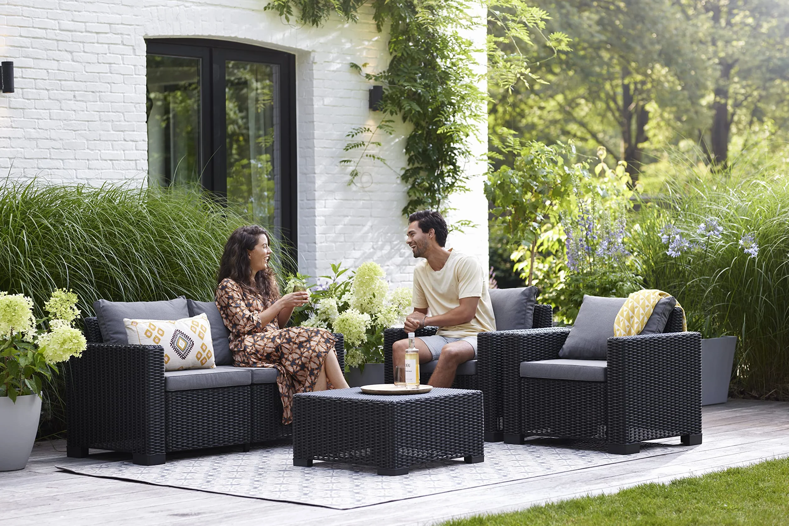Keter Set 2 divanetti da esterno California adatti per arredare il giardino con cuscini inclusi, color grafite 83x68x71 cm