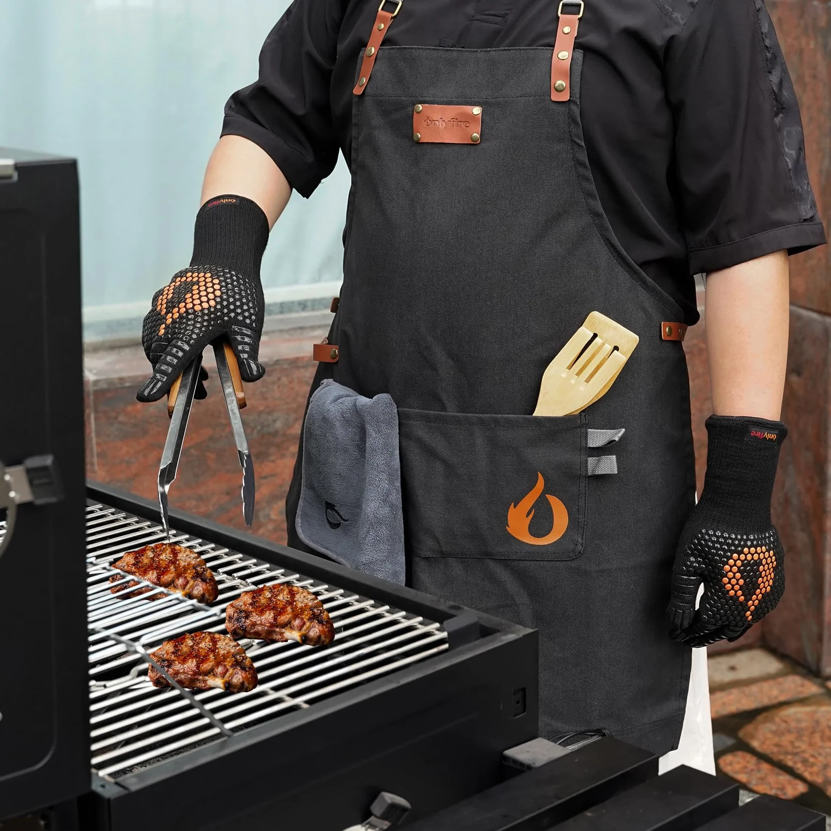 onlyfire Set di Utensili da Cucina da 3 Pezzi, Guanti da Barbecue Resistenti al Calore, Grembiule Regolabile con 2 Tasche e Panno di Pulizia in Microfibra, Set di Accessori per Barbecue per Cucinare