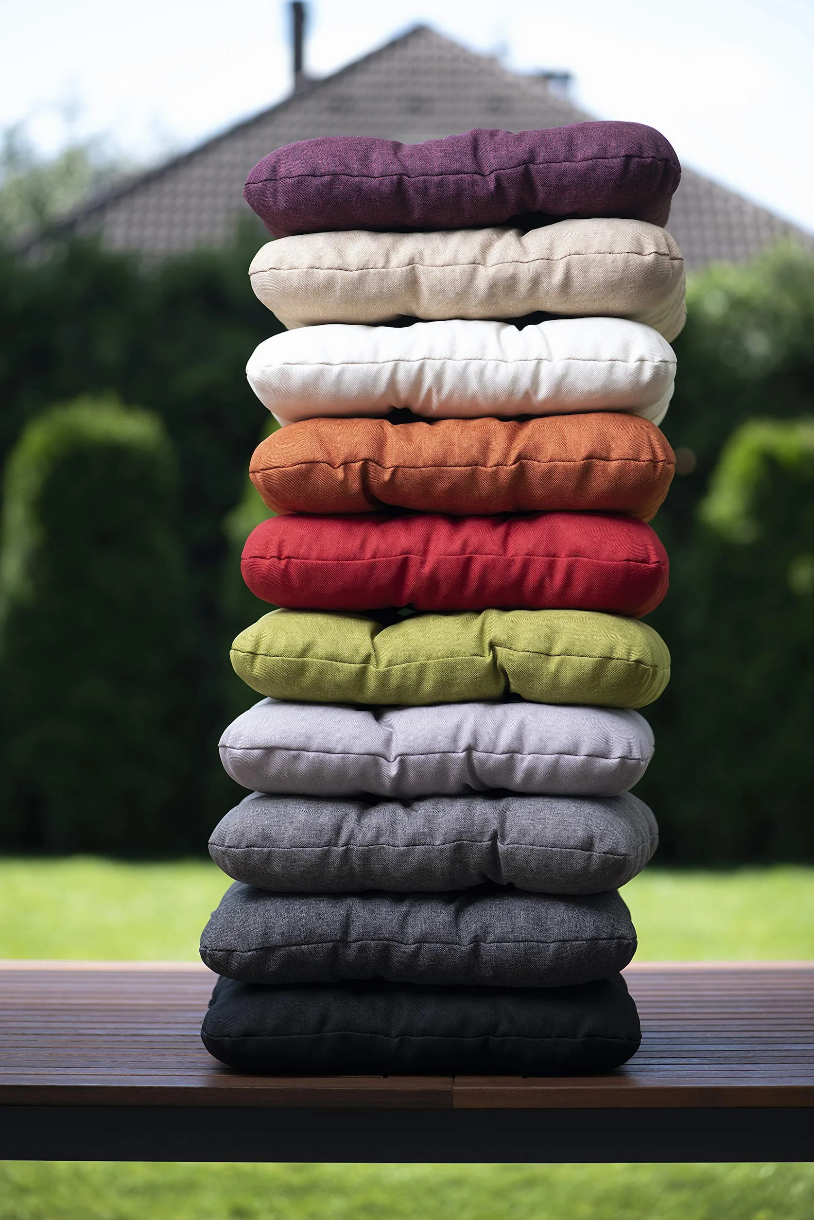 sunnypillow Set di 4 Cuscini per Sedia Cucina - con Chiusura in Strappo - Cuscini per Seduta da Sedia - Per uso Interno ed Esterno - Dimensioni: 40 (anteriori) 35 (posteriore) x 40 x 8 cm - Rosso