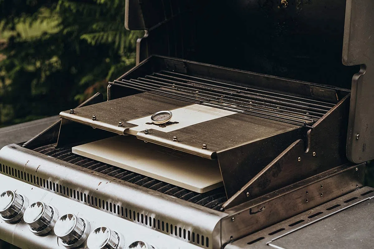 Griglia a gas Moesta-BBQ PizzaCover Flex in acciaio inox con tetto a codierite regolabile 600-900 mm