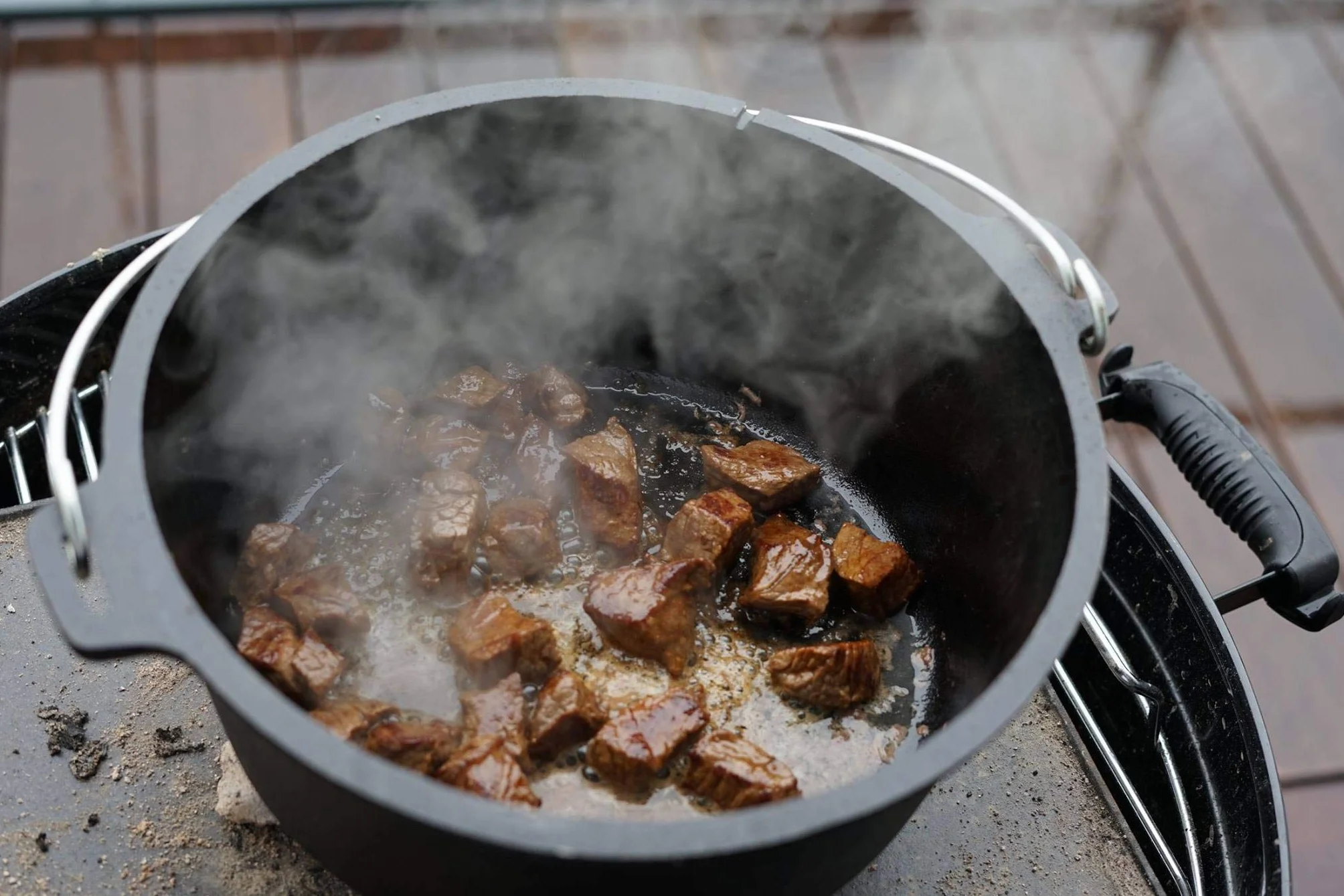 BBQ-Toro Forno Olandese Serie Premium I già cotto - preseasoned I Diverse dimensioni I pentola in ghisa I tostatrice con alza coperchio ((D) - DO9PX - 9,0 litri, pentola senza piedi)