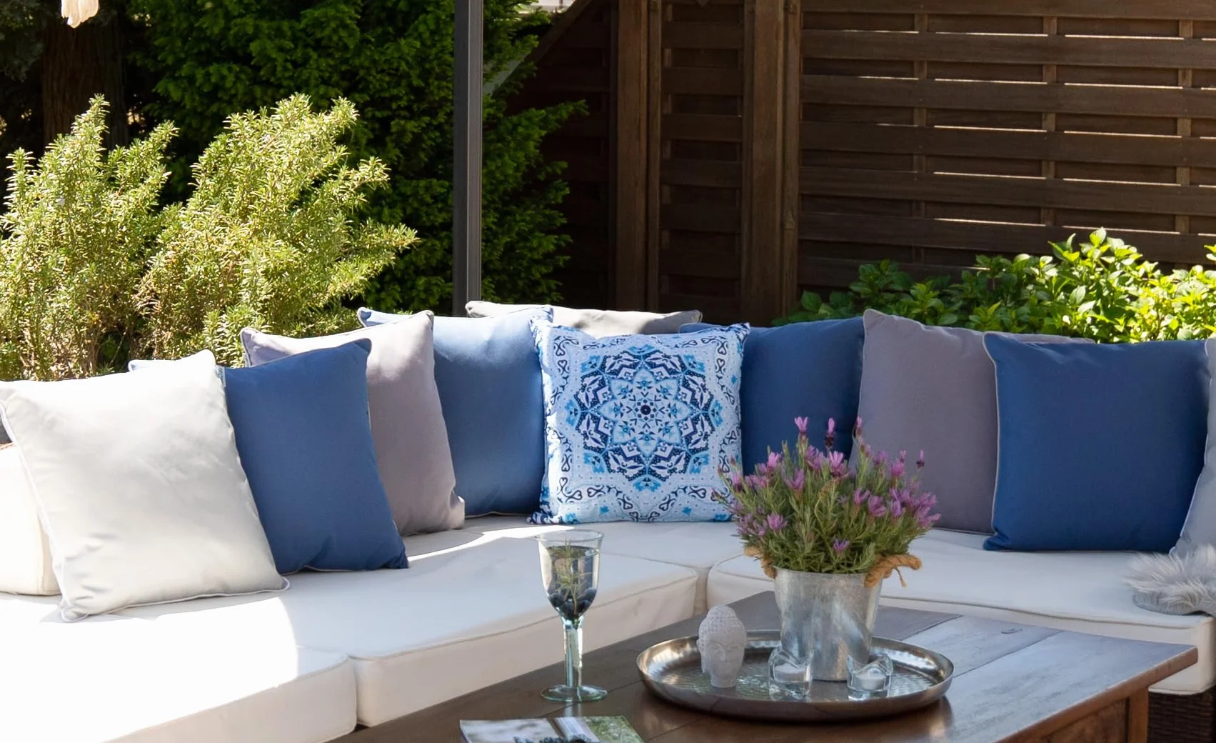 Brandsseller Set di 4 Cuscini da Esterno 45x45 cm – Cuscini Decorativi con Elegante Bordino a Contrasto – Idrorepellenti e Antimacchia per Giardino, Balcone, Terrazza e Divano – Taupe