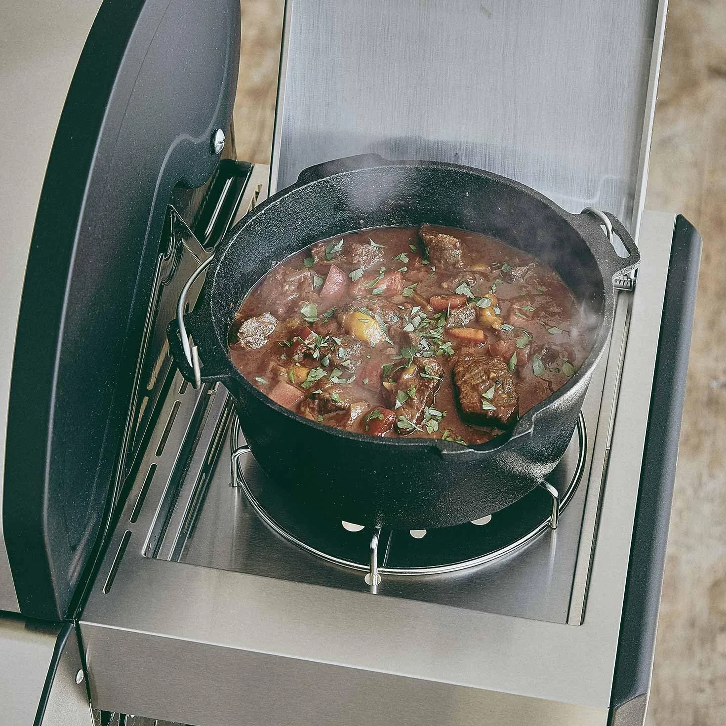 Dutch Oven BURNHARD® in ghisa, 5,6 l capacità, coperchio multifunzione, sollevatore coperchio, per barbecue e focolare, ideale per stufati – Little John