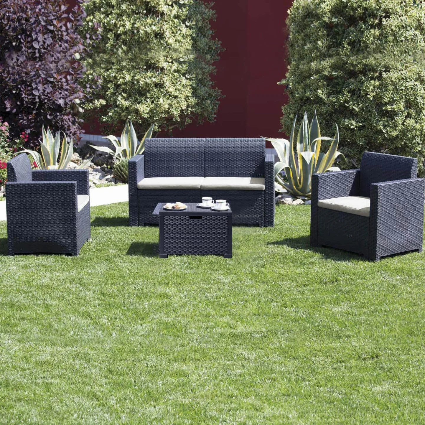 Generico Bica - Salottino Lounge da Giardino in Polipropilene – Set 4 Pezzi con Tavolino Contenitore e Cuscini – Eleganza e Comfort per i Tuoi Spazi Esterni