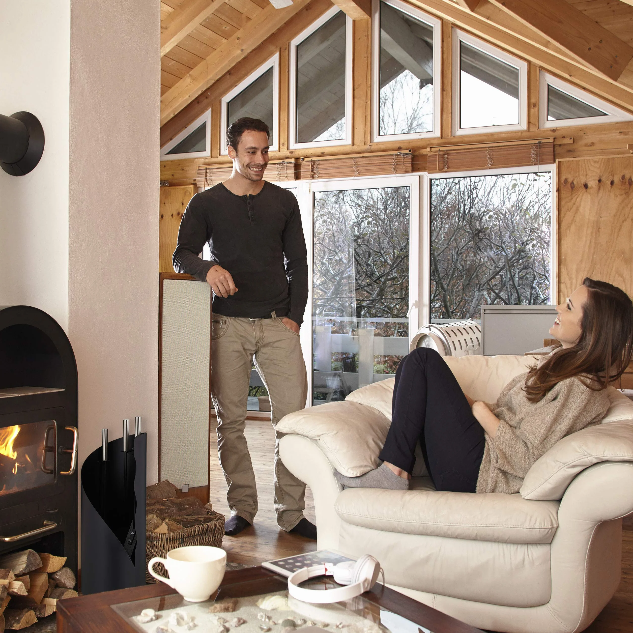 Relaxdays Accessori da Camino, Moderni, 4 Componenti, con Attizzatoio, Paletta Raccogli Cenere, Scopino e Supporto, Nero