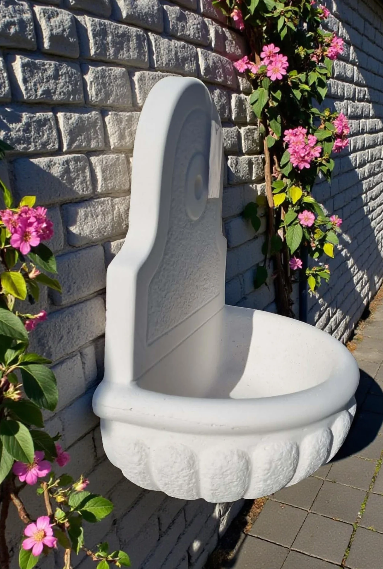 MONDO ARTISTICA Fontana da Parete Sospesa per Giardino, Cemento Bianco e Polvere di Marmo, Piccola, Per esterno altezza 48 cm
