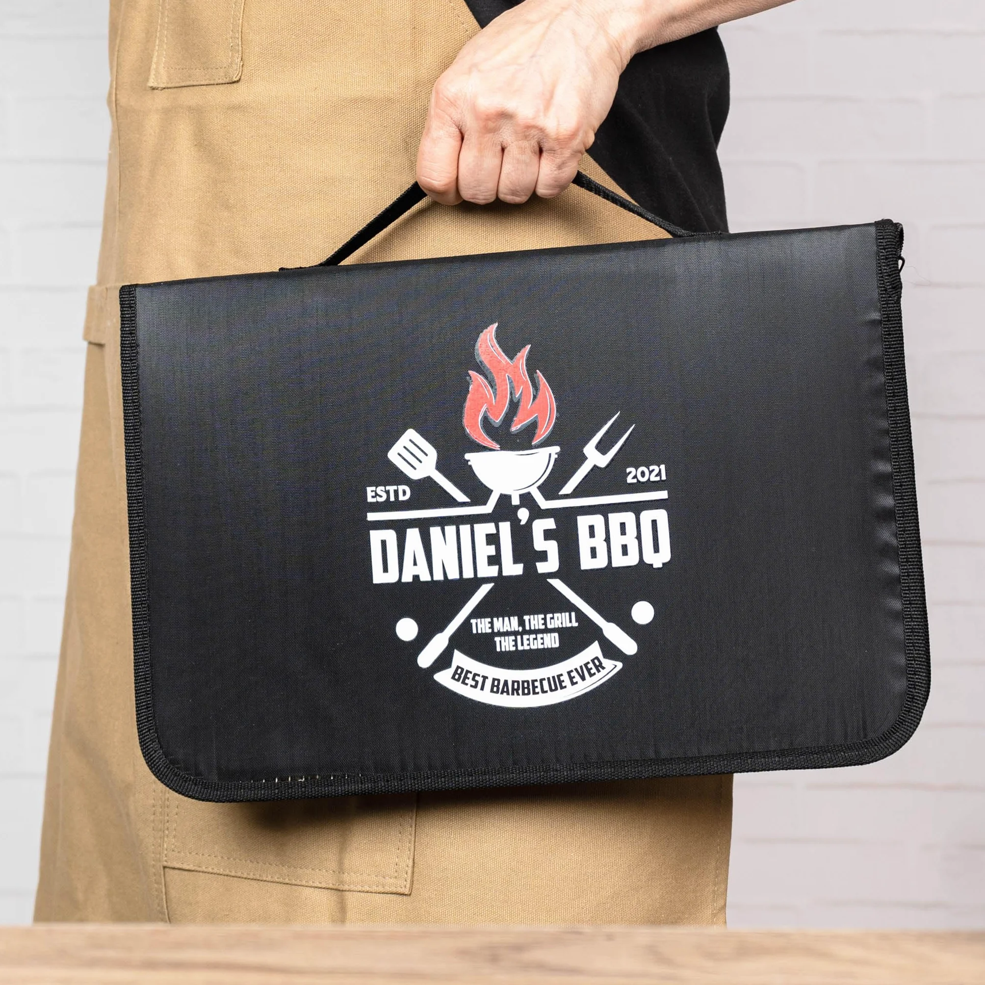Wanapix | Set per Barbecue Personalizzato | Include 6 Accessori (2 coltelli, Affilatore, Trinciatrice, Pinzette, Tavola) | Custodia Personalizzata con Nome e Testo | Best BBQ