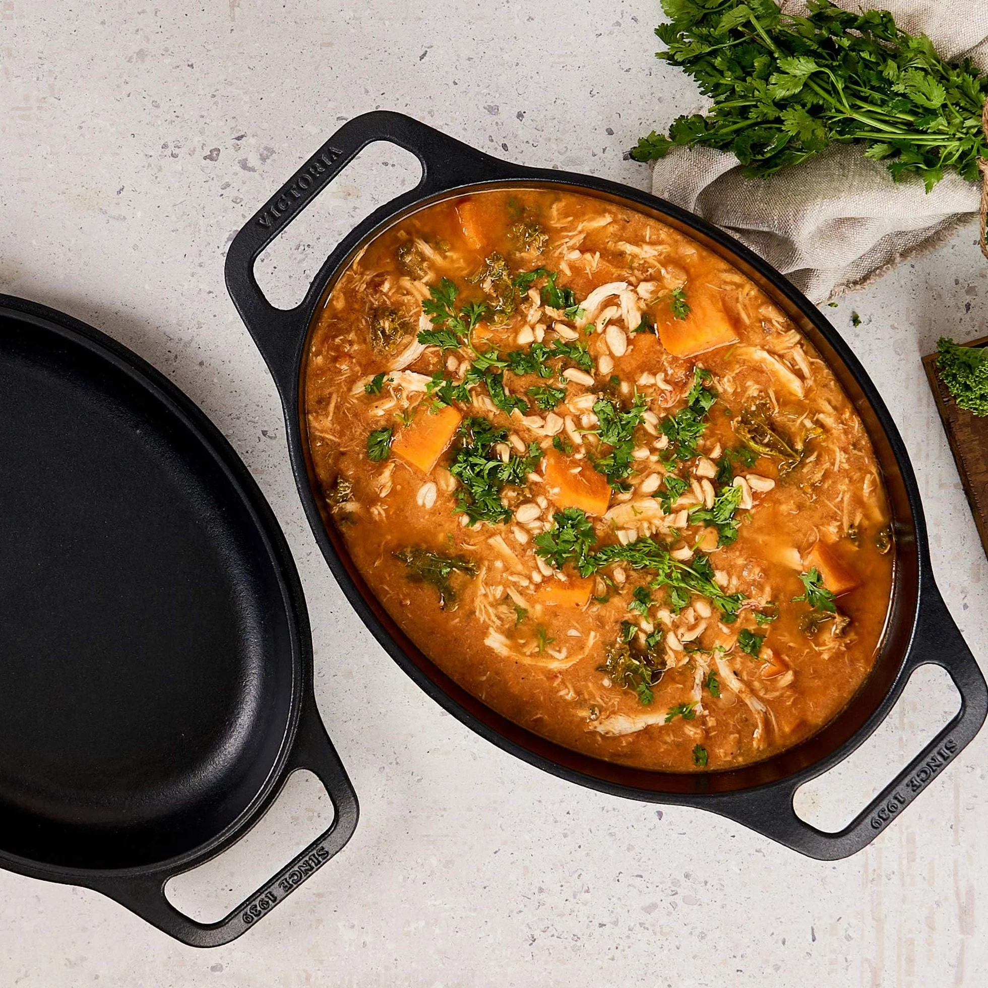 Victoria Forno Olandese, Pentola et Padella Induzione Ghisa Smaltata 31 cm Ovale, Cocotte 5,7L, Senza PTFE né PFOA, Adatta per Fuoco, Barbecue, Forno, Vetroceramica, Gas