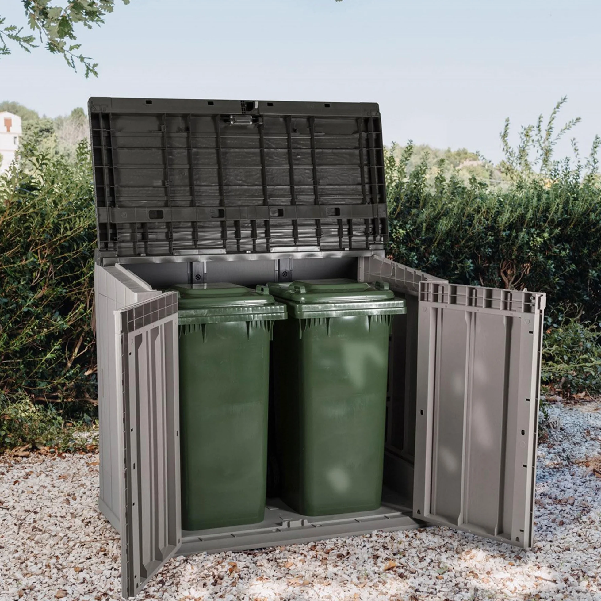 TOOMAX Stora Way Baule da 842L portattrezzi 129,5x74,5x111h cm effetto legno in plastica resistente, grigio talpa/antracite, porta bidoni da 2, con chiusura a chiavistello, ideale per il giardino