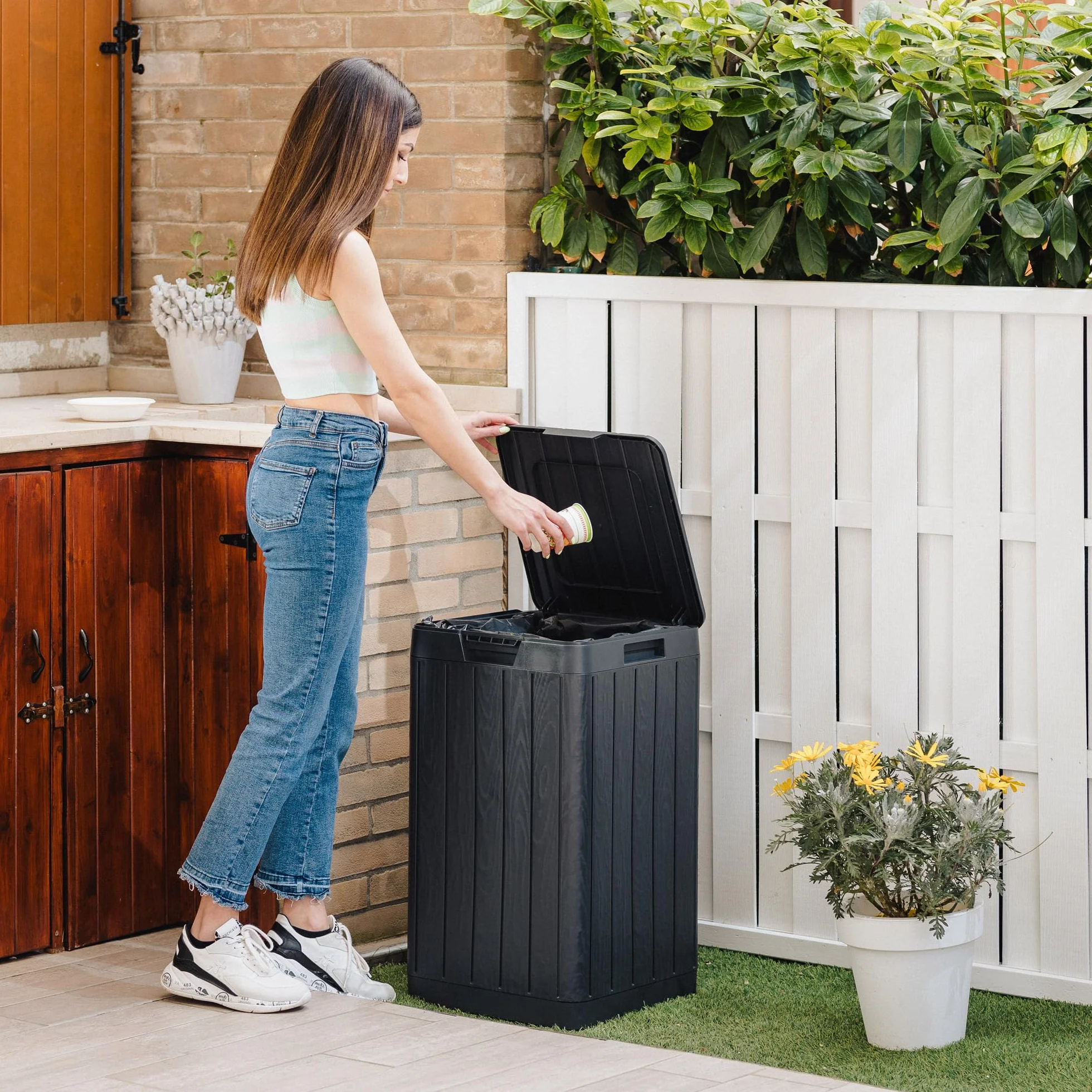 Toomax Rio Garden Bin pattumiera da giardino da 80 litri, 38x38x65h cm, colore nero con maniglie e portasacco, top con apertura a pressione, resistente ai raggi UV, per esterni