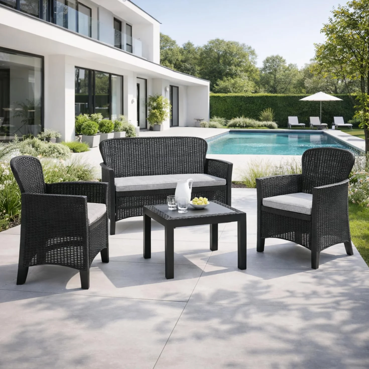 VIRSUS Set Salottino da Giardino per 4 Persone, Composto da: 2 Poltrone, 1 Divano a 2 Posti e 1 Tavolino, Cuscini per comoda Seduta, Design Rattan di colore Antracite, Interno ed Esterno -JUN6043F