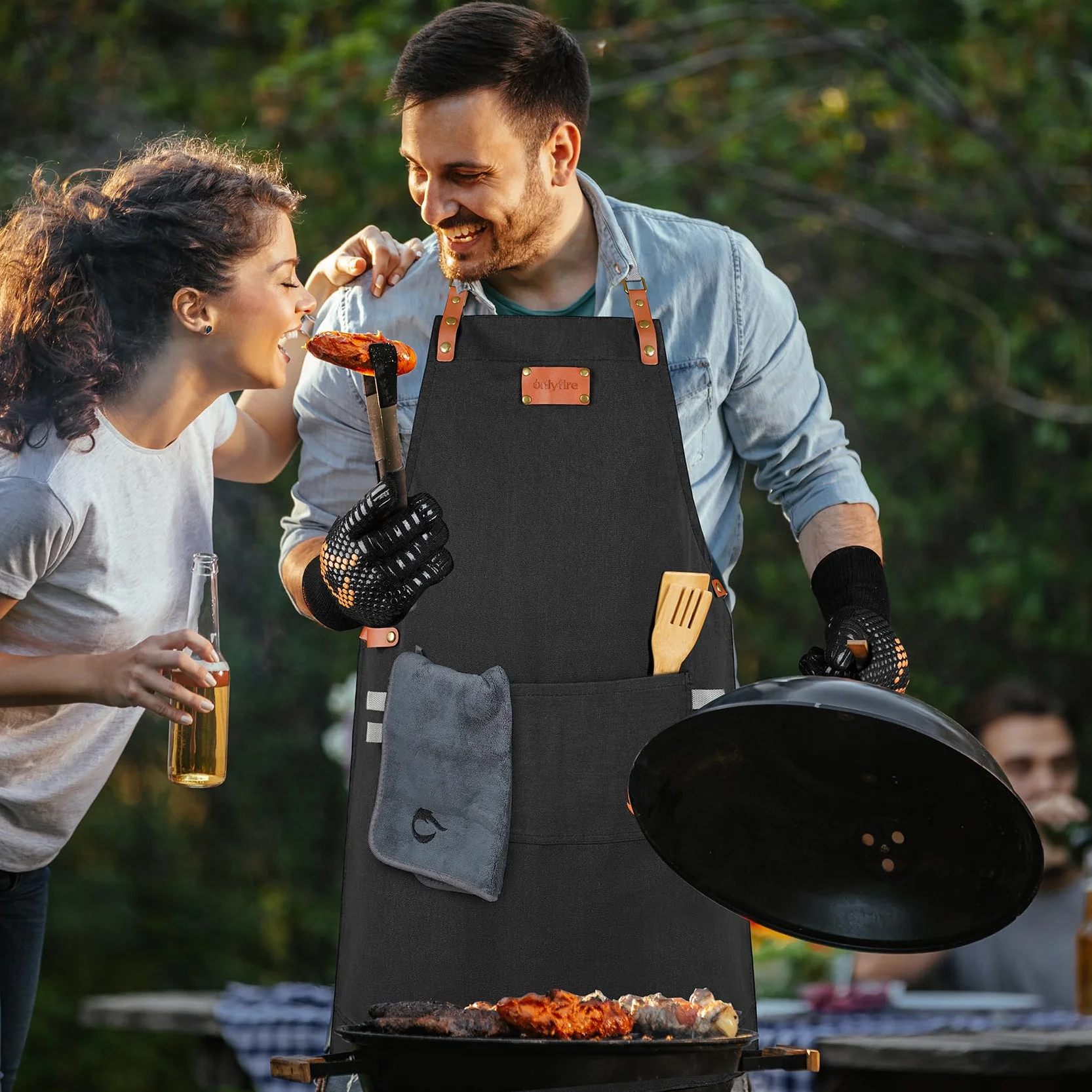 onlyfire Set di Utensili da Cucina da 3 Pezzi, Guanti da Barbecue Resistenti al Calore, Grembiule Regolabile con 2 Tasche e Panno di Pulizia in Microfibra, Set di Accessori per Barbecue per Cucinare